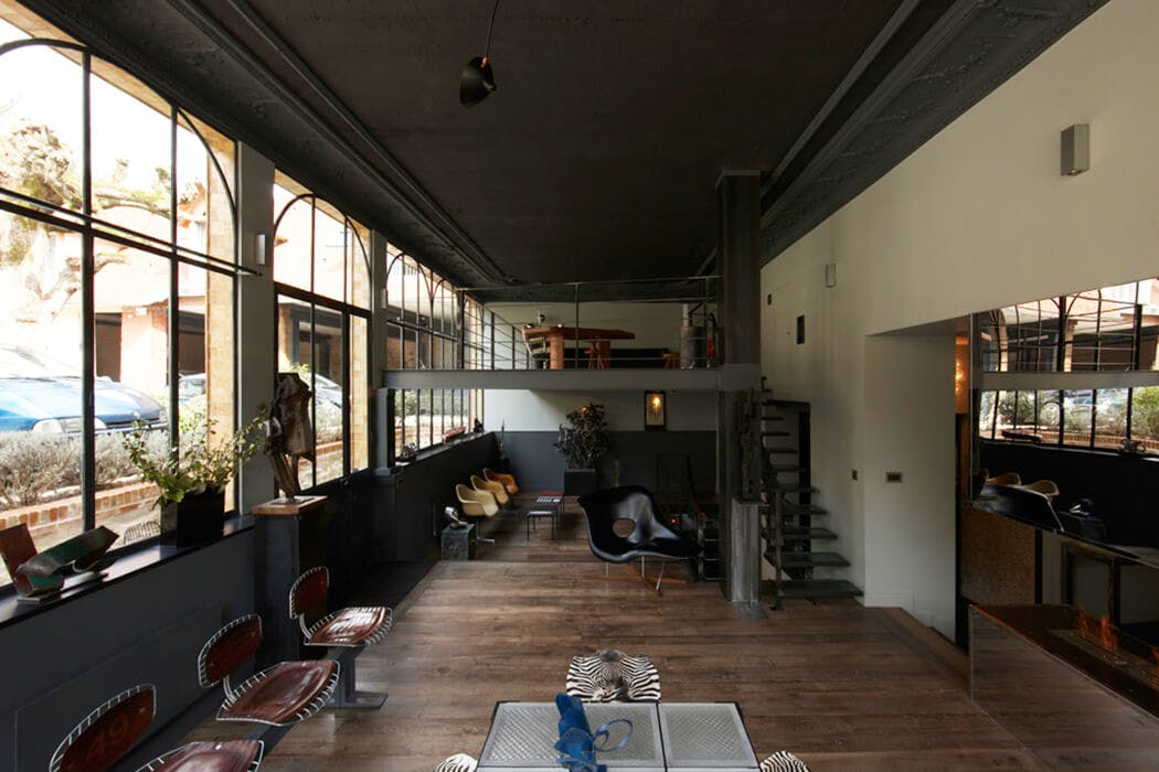 vue d'ensemble de la pièce principale du loft
