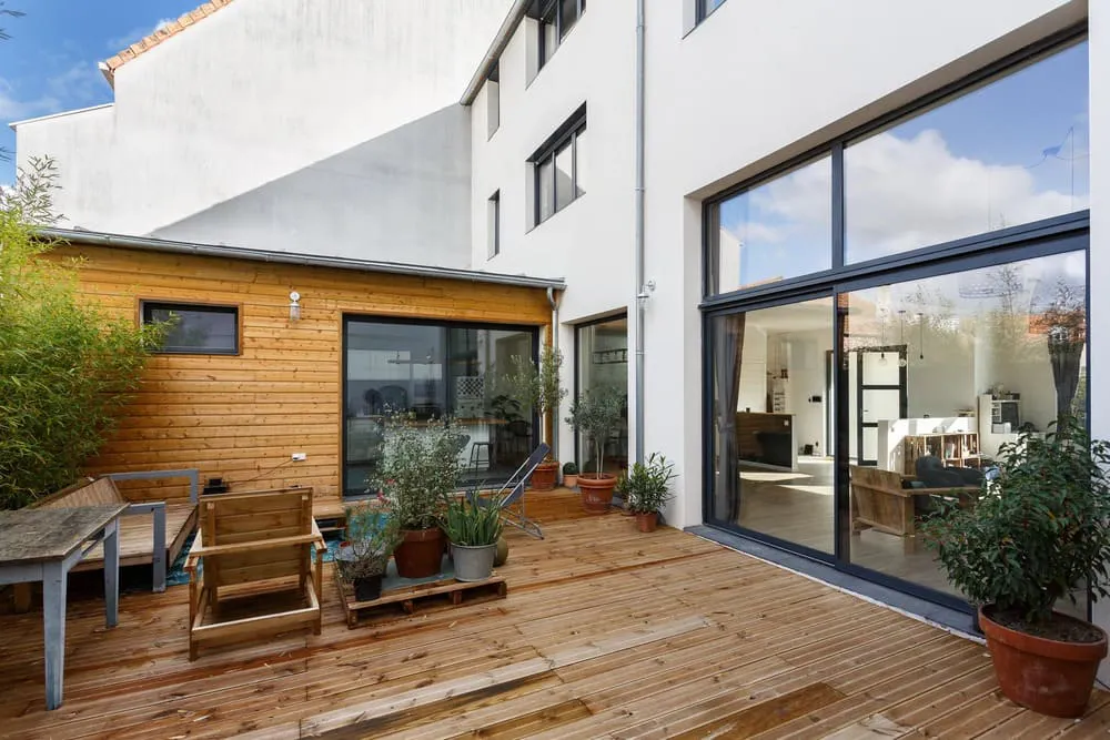 maison porte-fenêtre terrasse bois