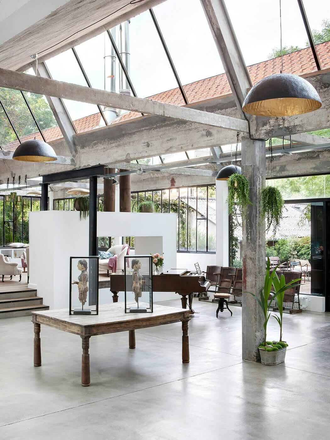 Le salon de ce loft est surplombé d'une verrière qui permet d'apporter luminosité et chaleur