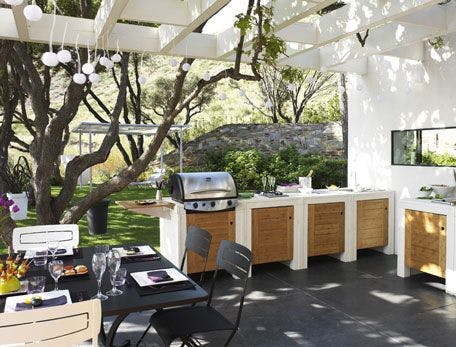 Une cuisine d’extérieur fixe 