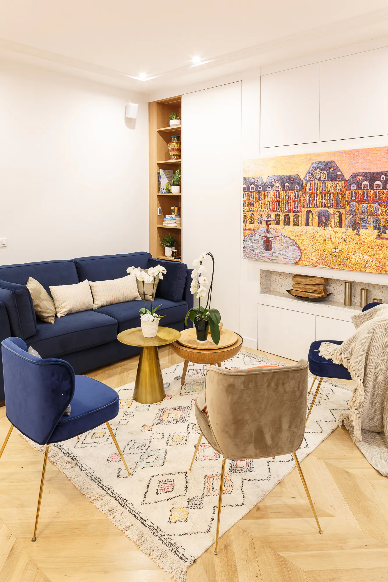 Salon avec boiseries sur-mesure, niche décorative et canapé bleu