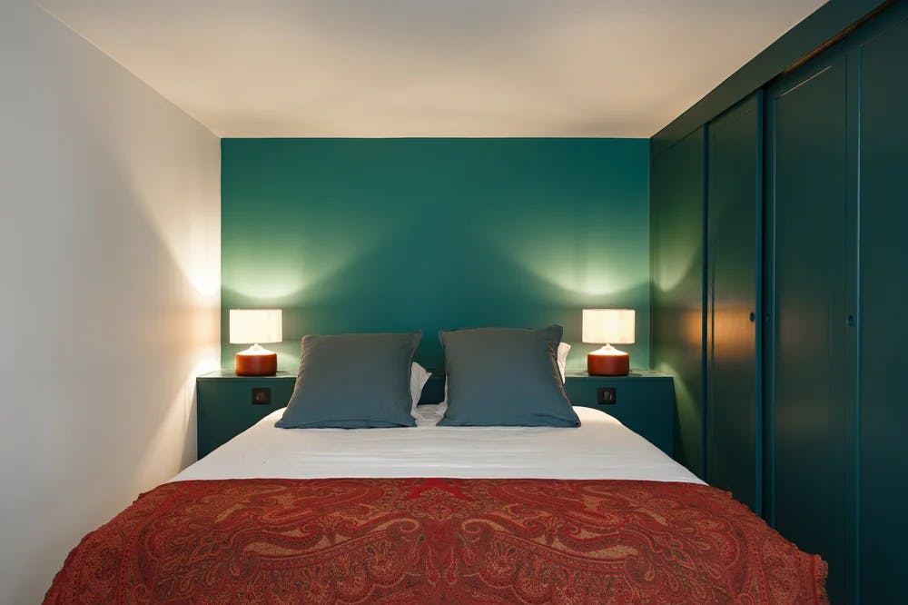 Chambre à coucher teinte bleu canard relaxante et apaisante