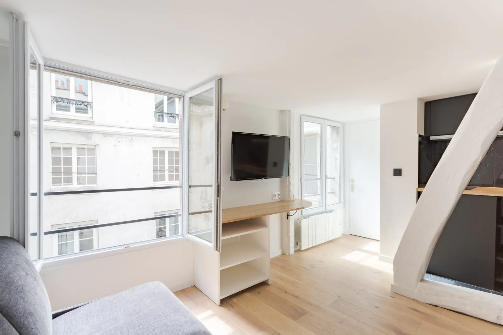 Séjour lumineux et aéré vue fenêtres