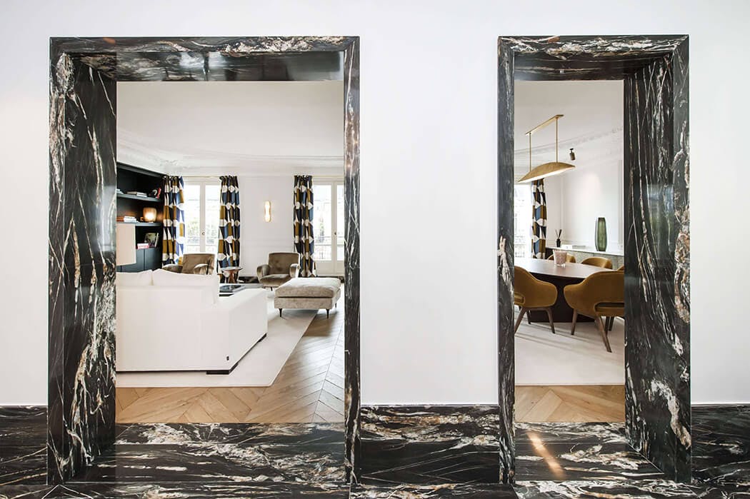 vue sur le salon et la salle à manger cosy de cet appartement rénové façon luxe