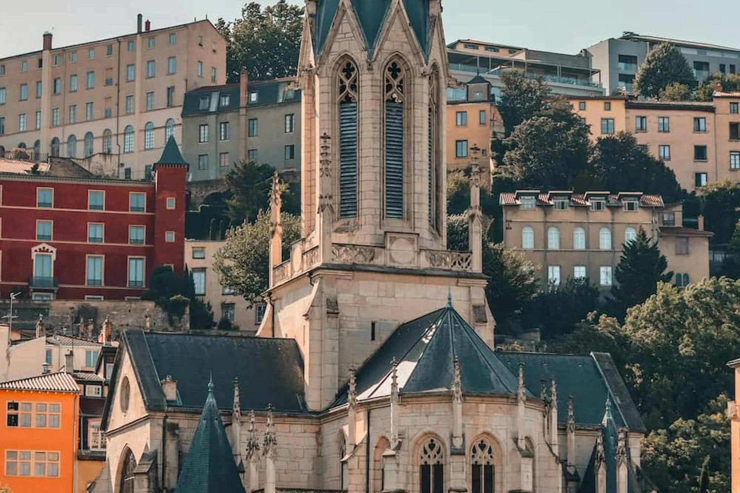 Église et immeuble 9 eme arrondissement de Lyon
