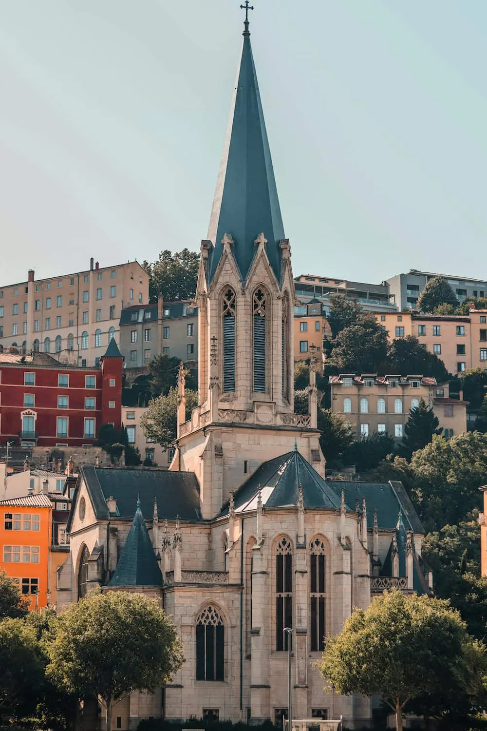 Église et immeuble 9 eme arrondissement de Lyon