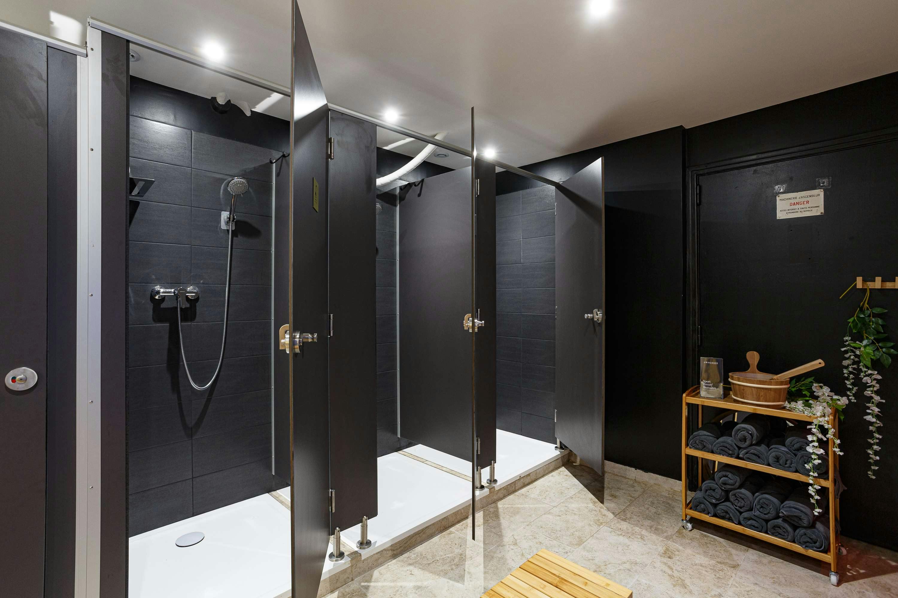 Douches salle de sport