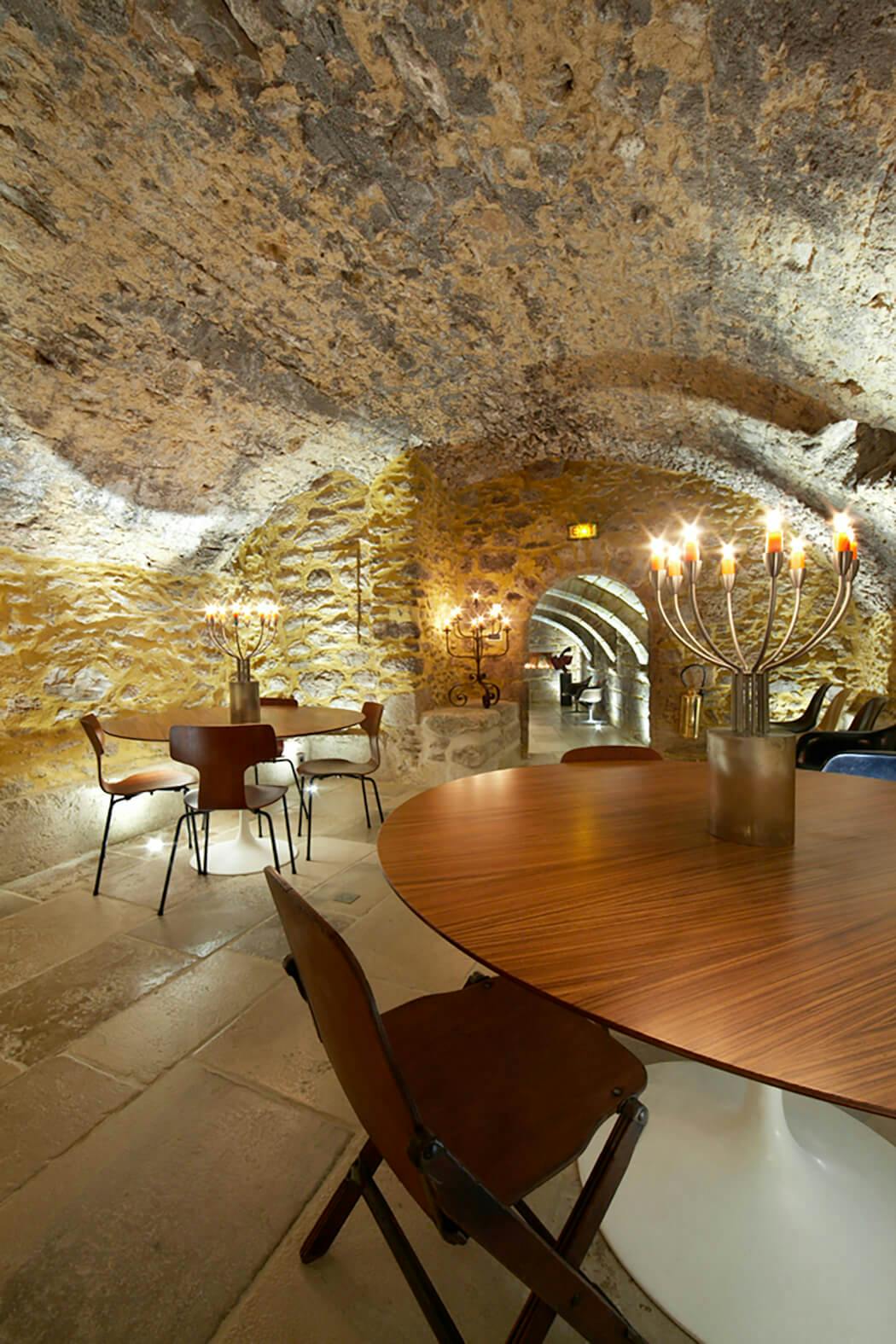 Jeux de lumières pour mettre en valeur cette superbe cave voûtée