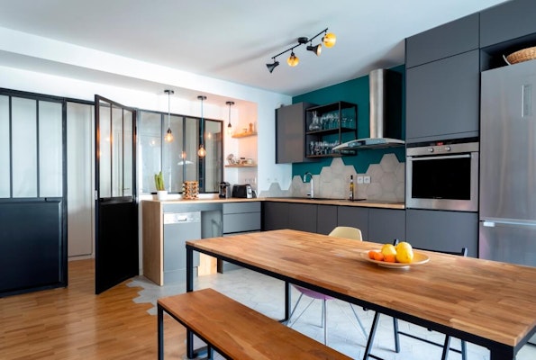 Appartement rénové dans un esprit moderne avec cuisine américaine et verrière