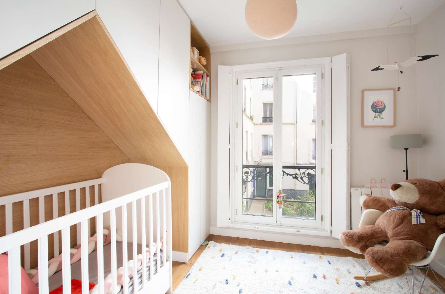 Rénovation d'un appartement de 60 m² à Paris 11 - Chambre d'enfant avec placard sur mesure et petit balcon 