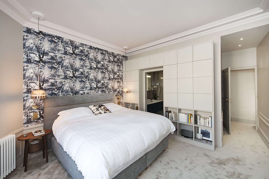 suite parentale à la décoration digne d'un grand hôtel : moquette épaisse, rangements encastrés, suspensions design...