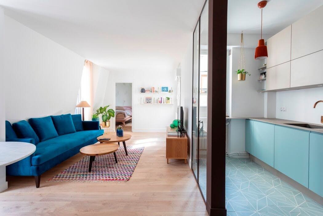 Vue sur le salon et la cuisine rénovés dans un esprit scandinave
