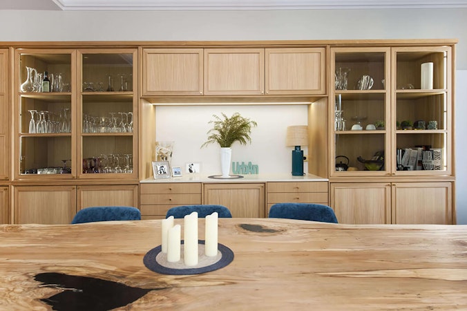 décoration naturelle pour cette salle à manger haut de gamme avec table en bois taillée dans un tronc et mobilier sur-mesure