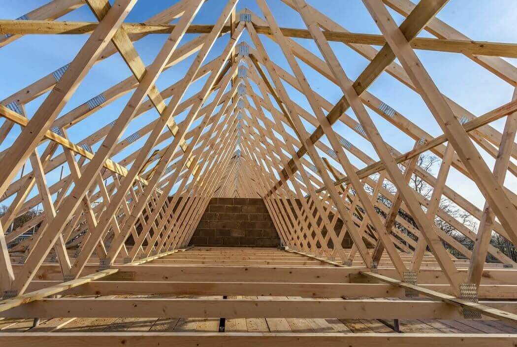 Une étape essentielle du gros oeuvre : l'installation de la charpente