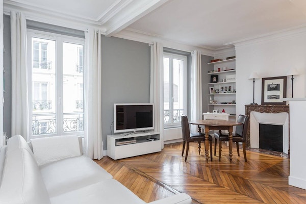 Rénovation d'un salon avec parquet à chevrons