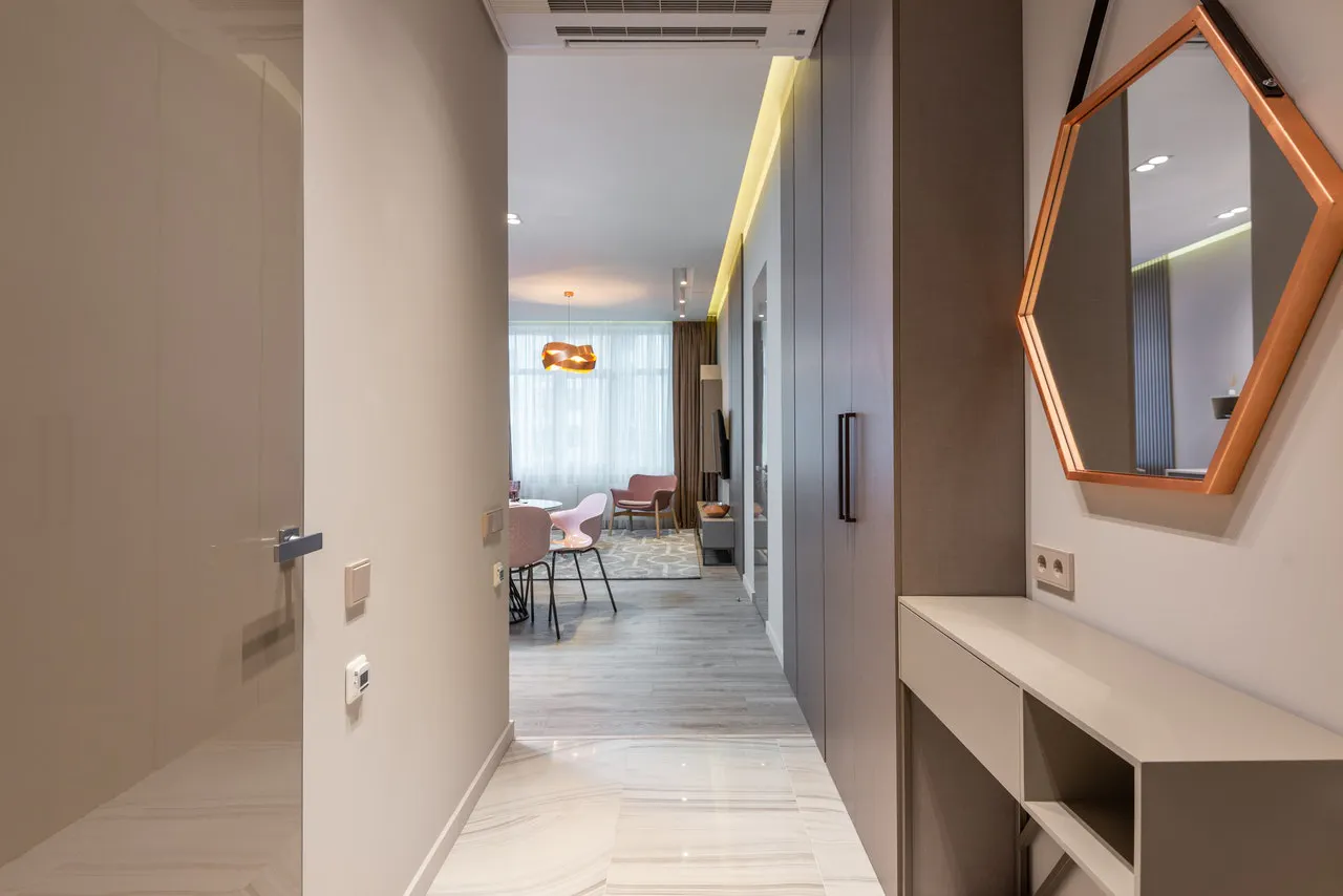 couloir entrée miroir console placards