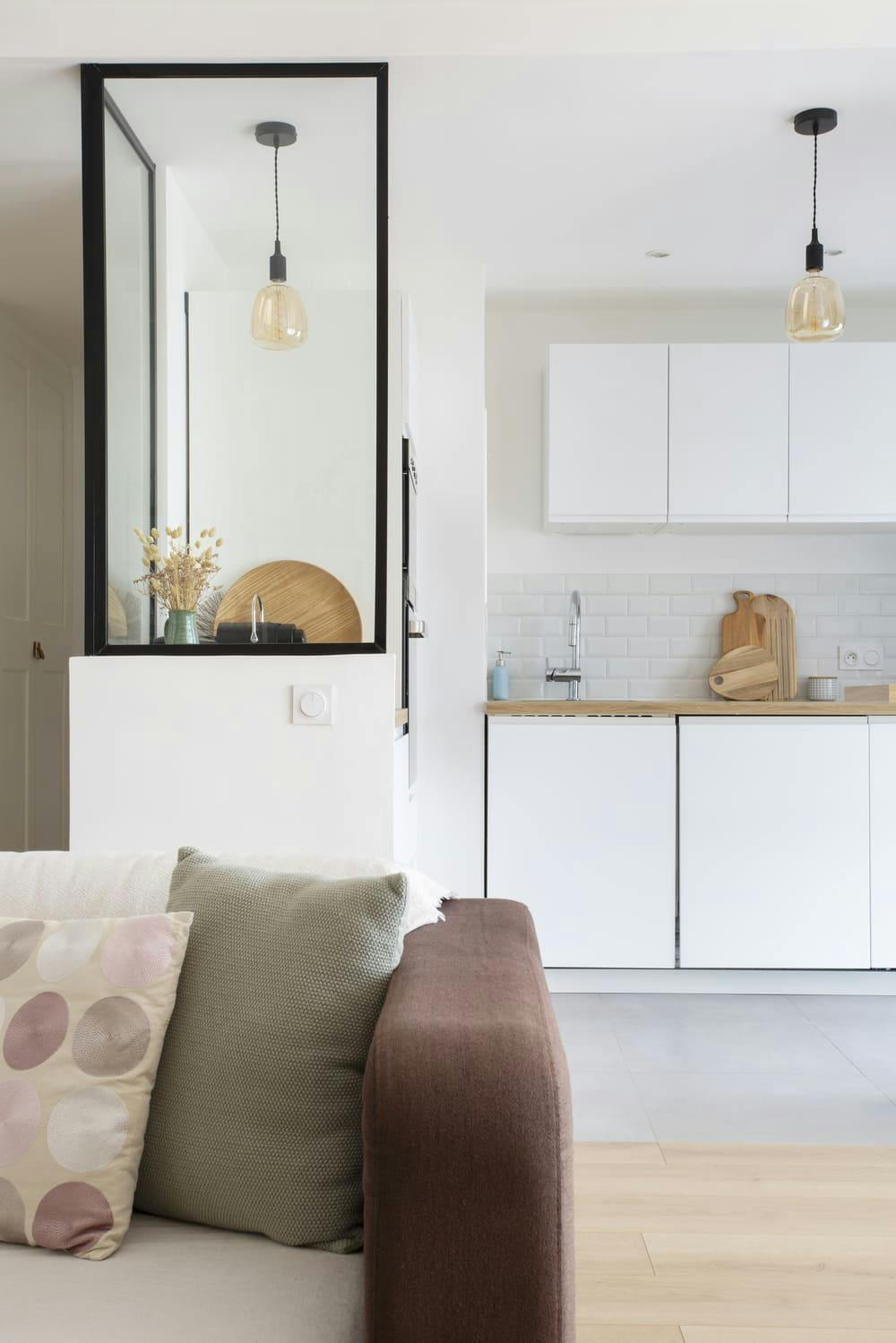 Cuisine ouverte sur séjour aux tons naturels et clairs