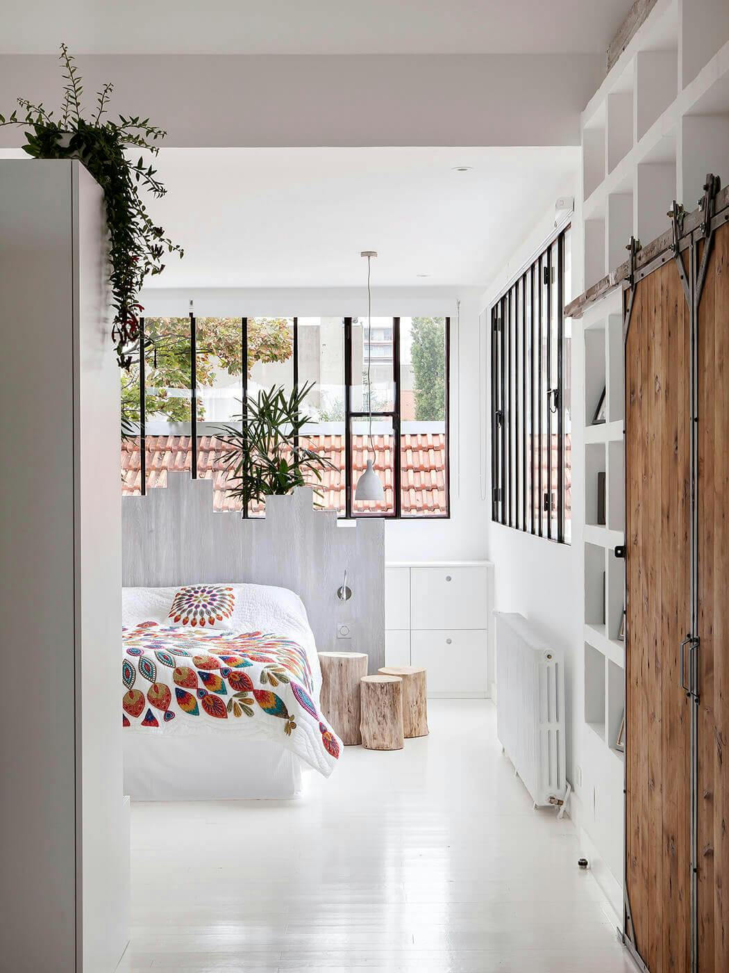 aperçu de la chambre parentale avec ses rangements encastrés et ses verrières