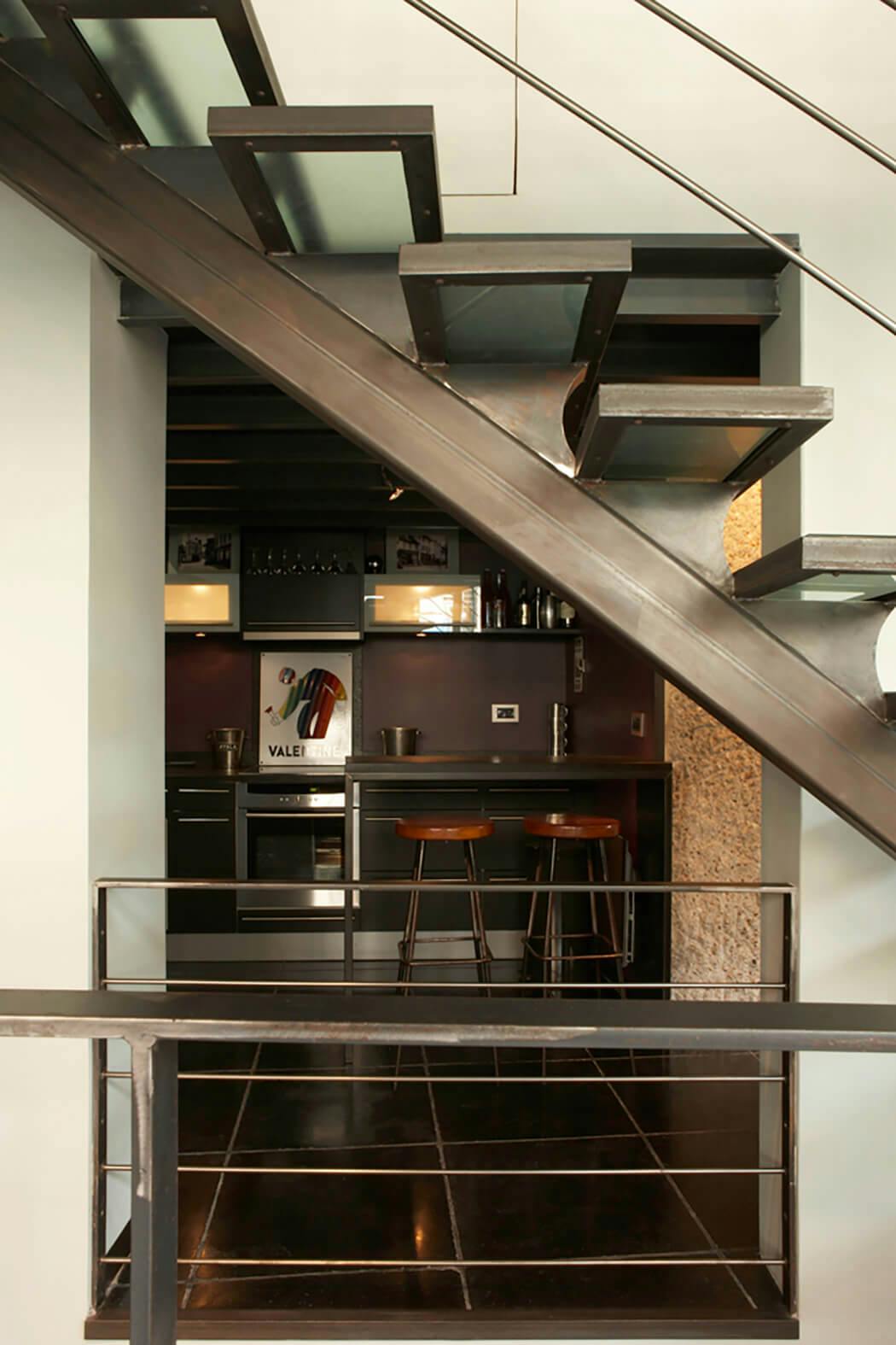 Vue sur la cuisine design de ce loft aménagé en show-room