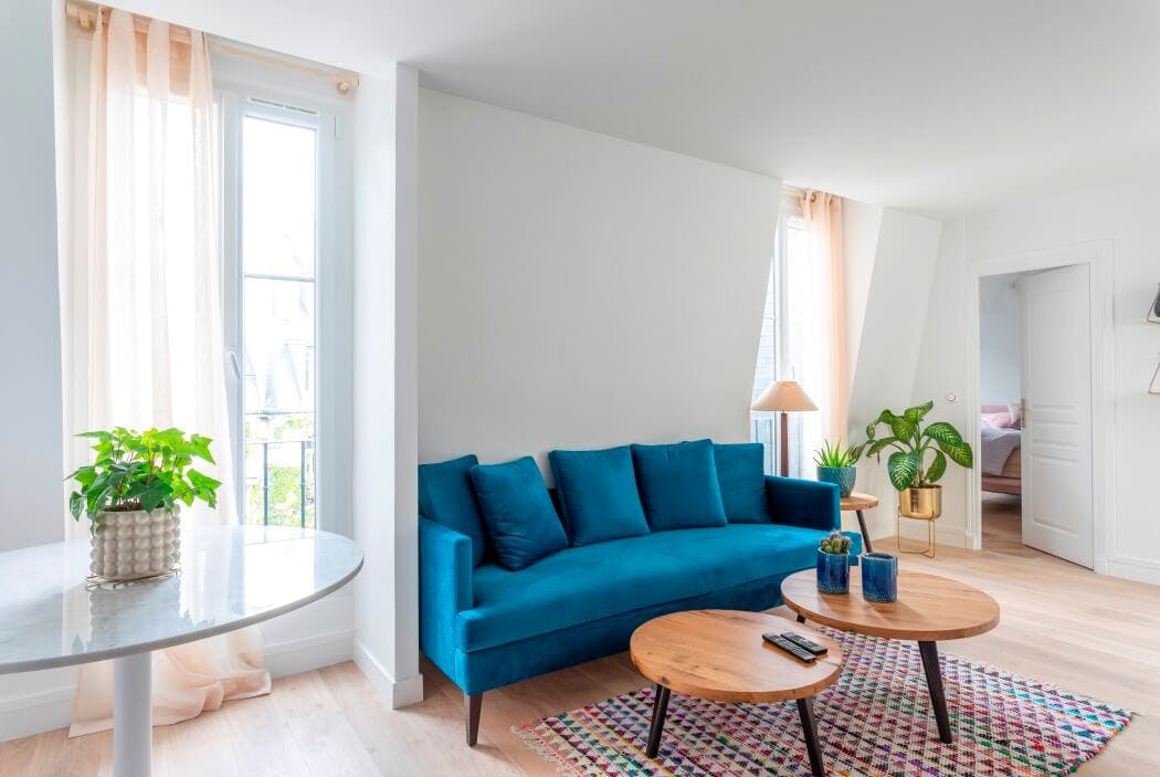 Salon au style scandinave avec parquet en chêne massif et tables gigognes en bois