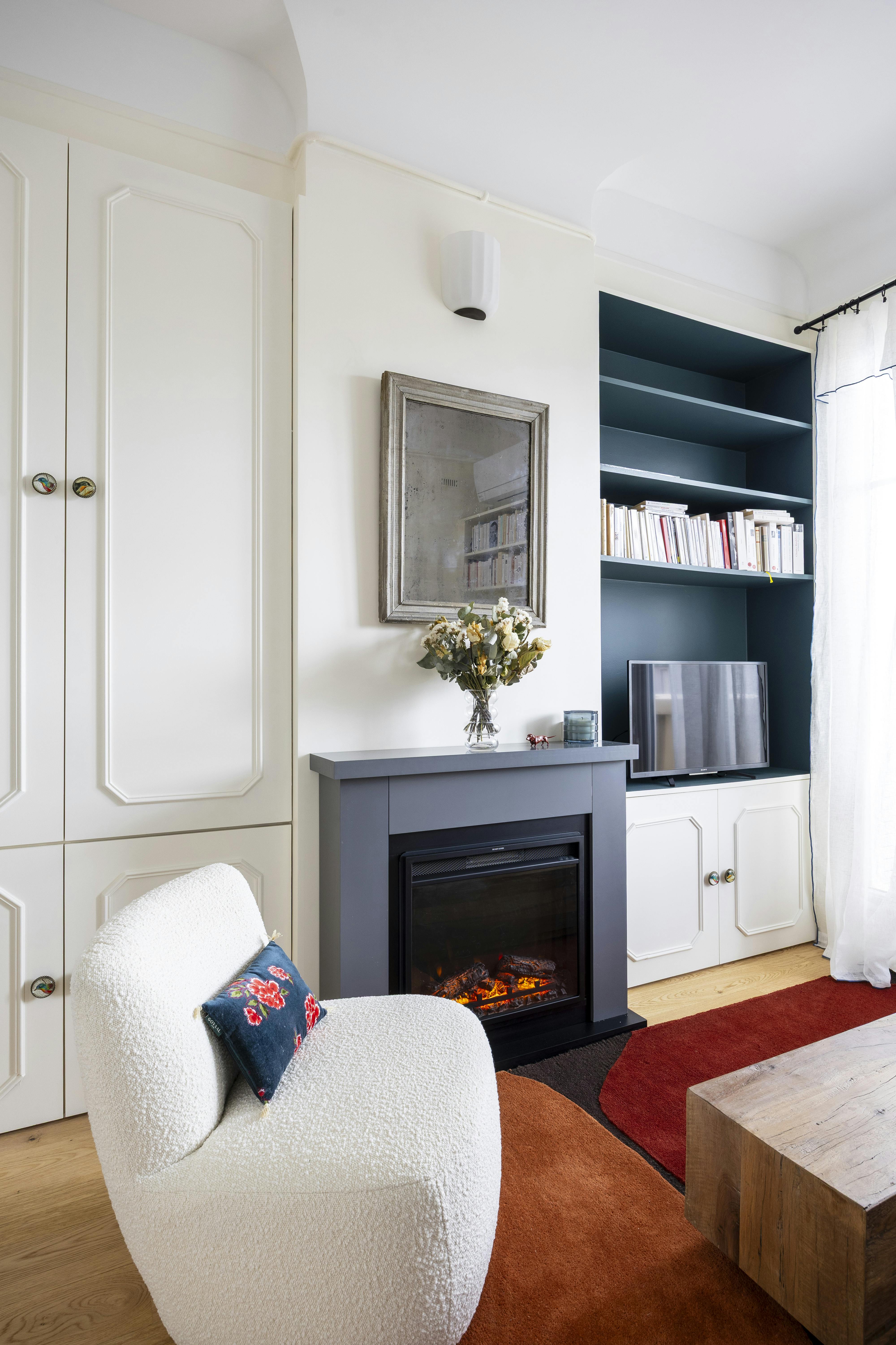 Mélange de matières cosy et touches colorées dans un salon à la fois chic et confortable.