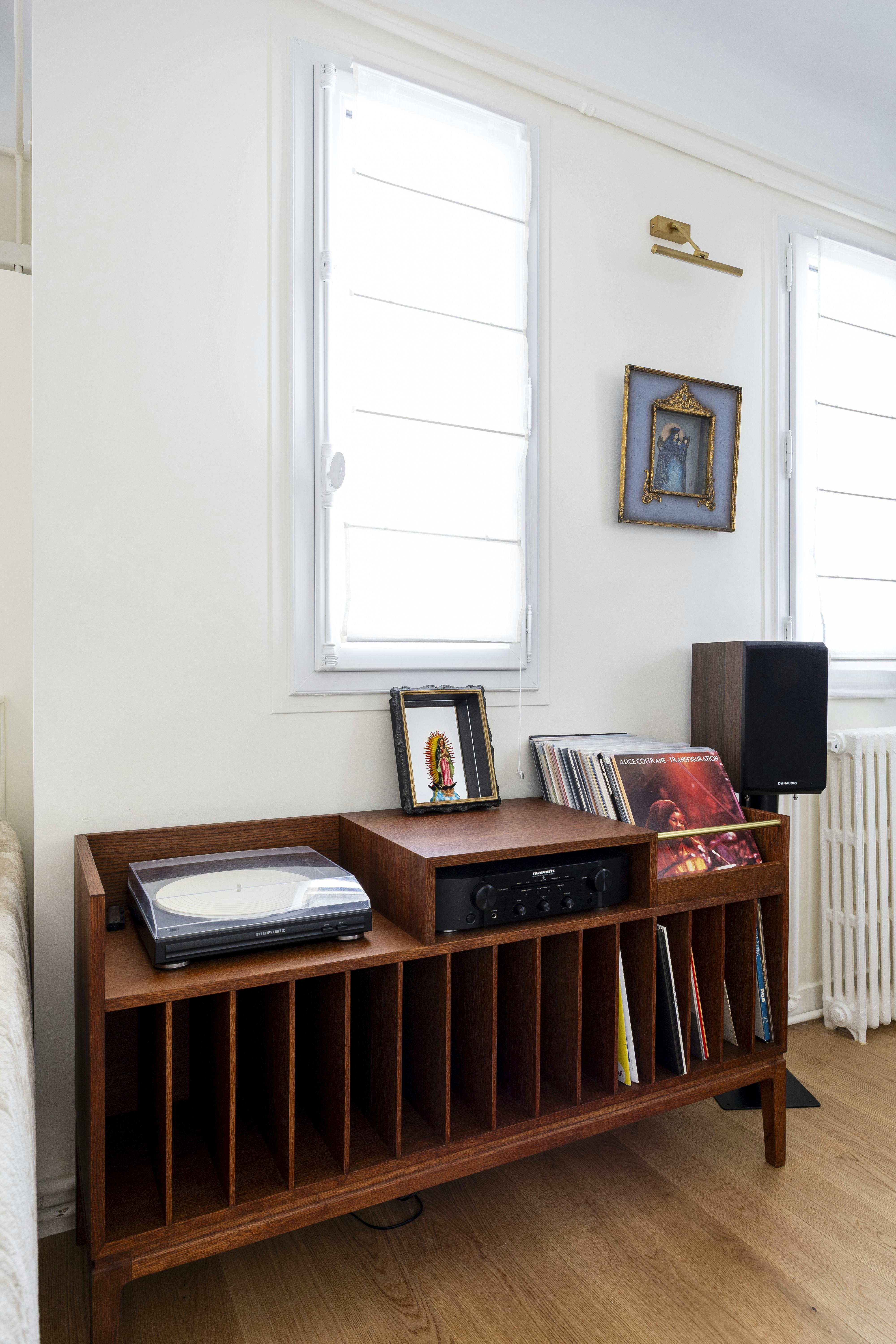 Un meuble vinyle vintage en bois pour une touche authentique.
