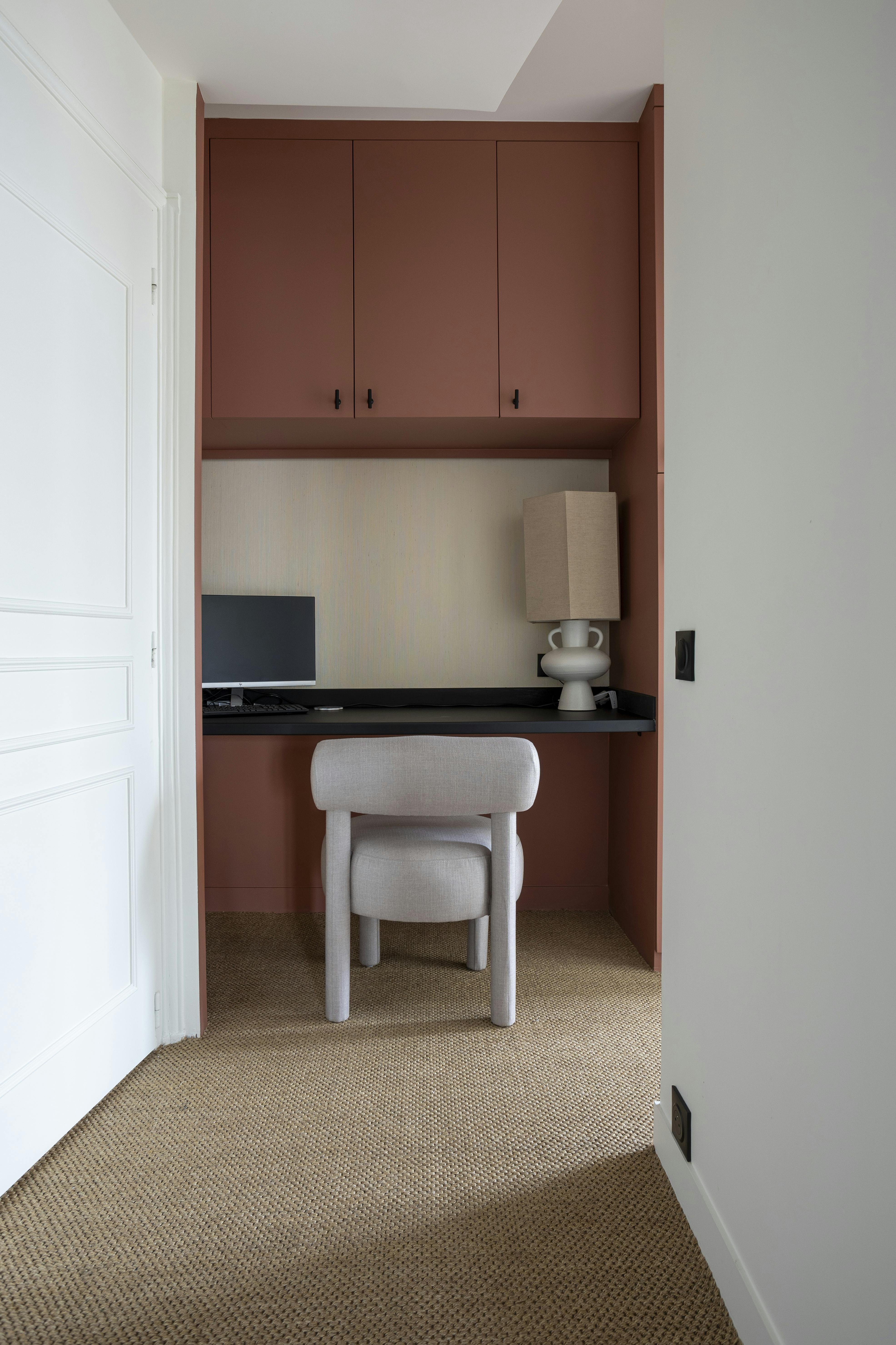 Coin bureau aménagé dans une niche, avec placards sur-mesure.