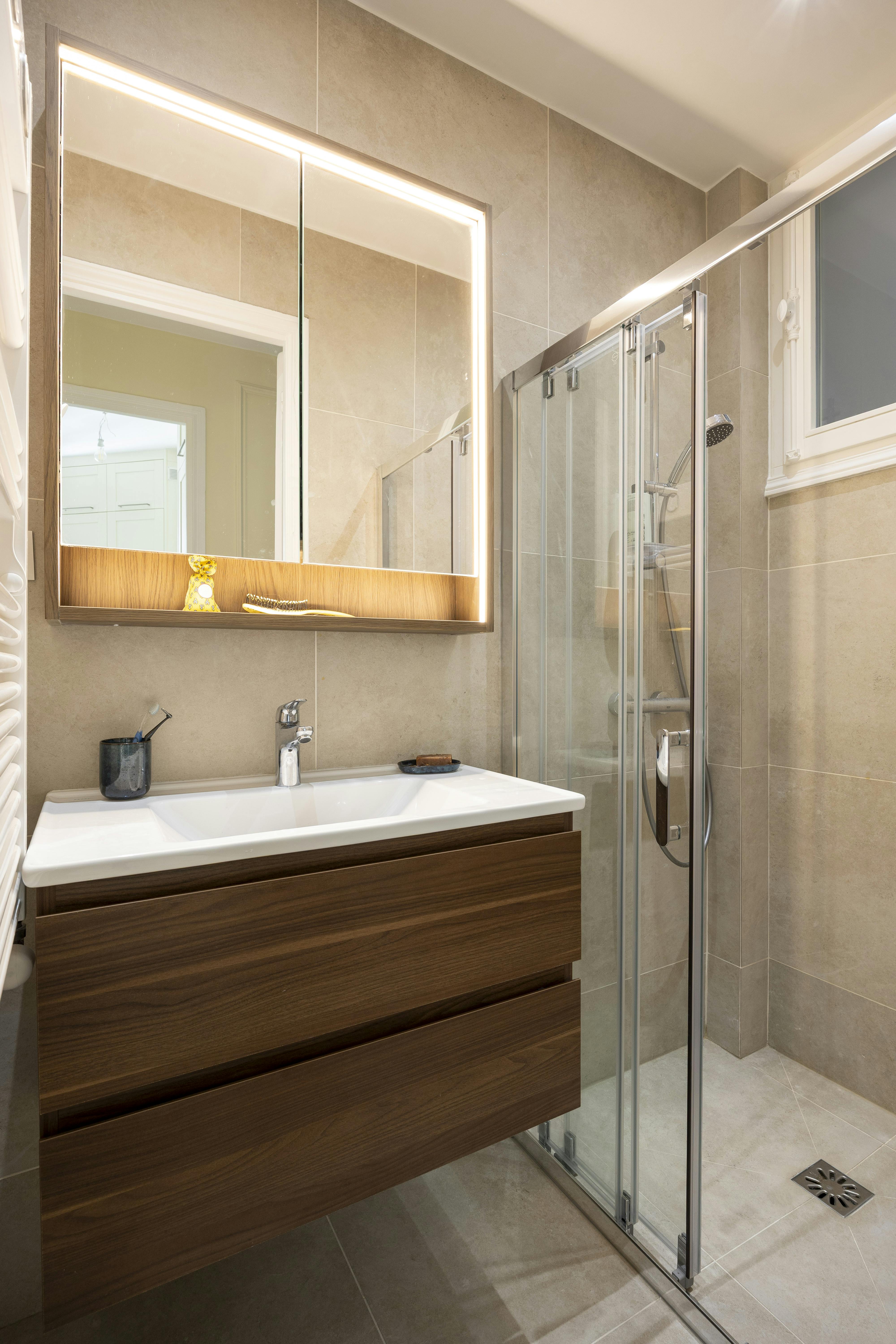 Une salle de bain moderne, aux tons naturels.