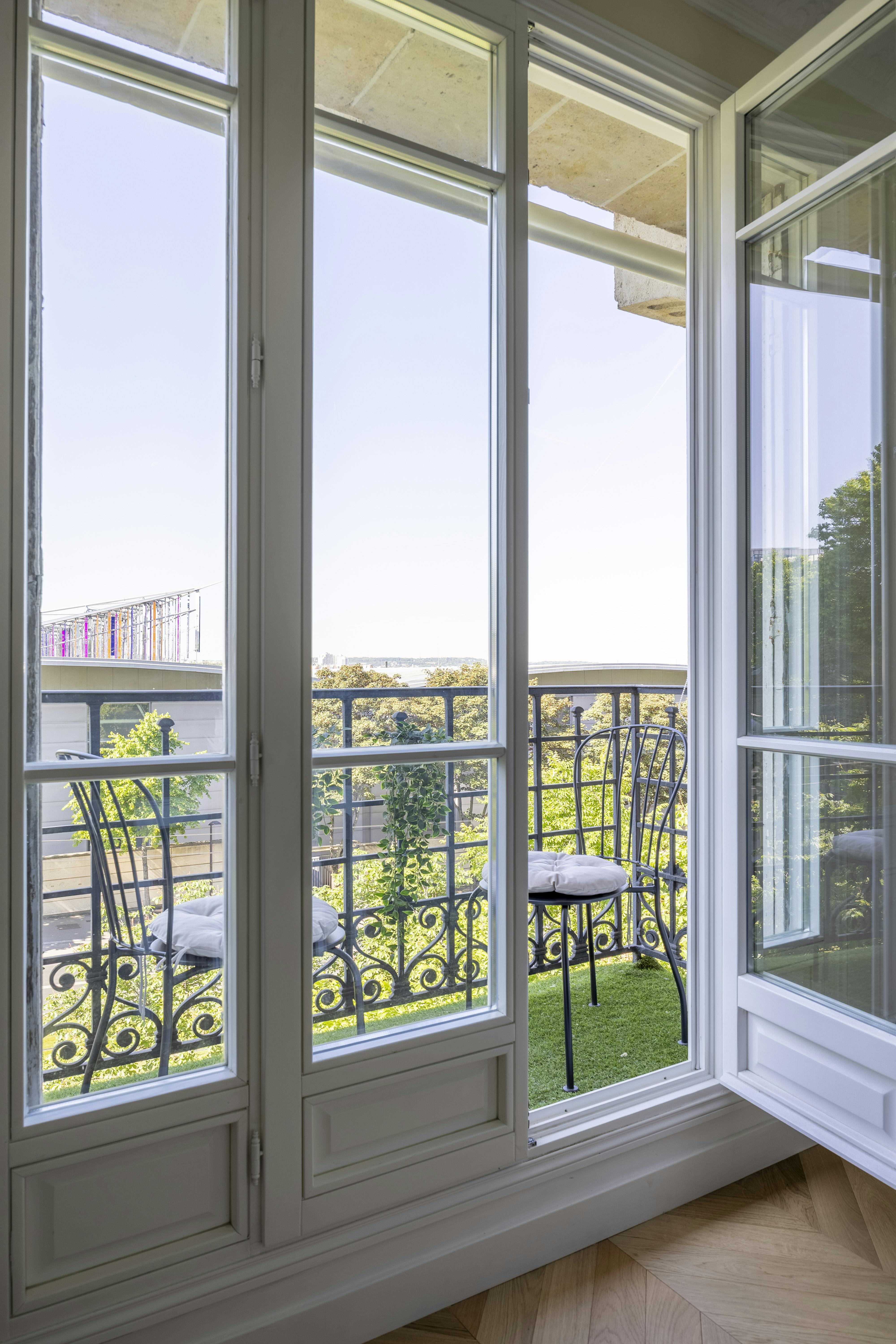 Une vue dégagée sur l’extérieur depuis une fenêtre ouverte.