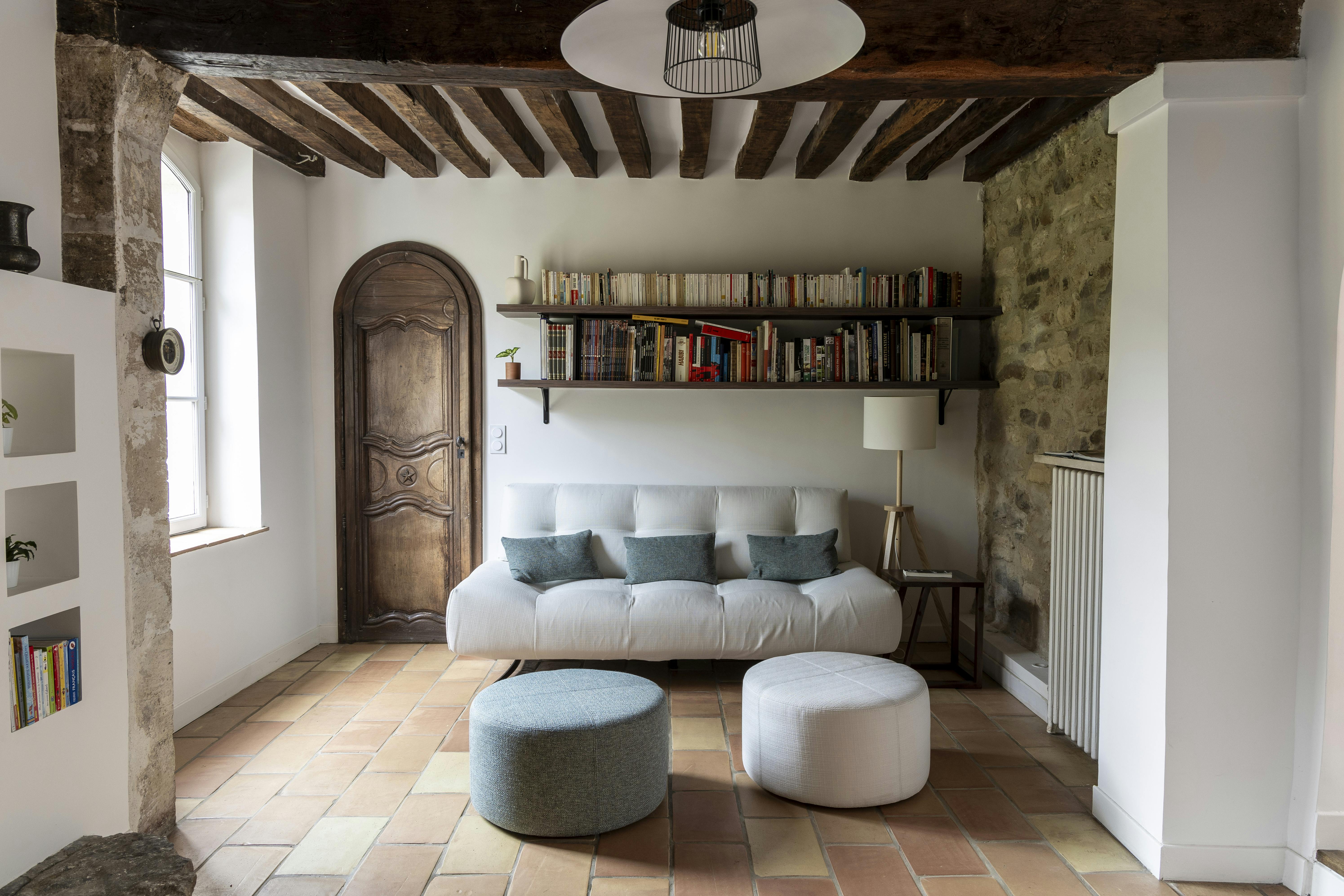 Un salon lumineux et élégant mêlant charme classique et touches contemporaines.