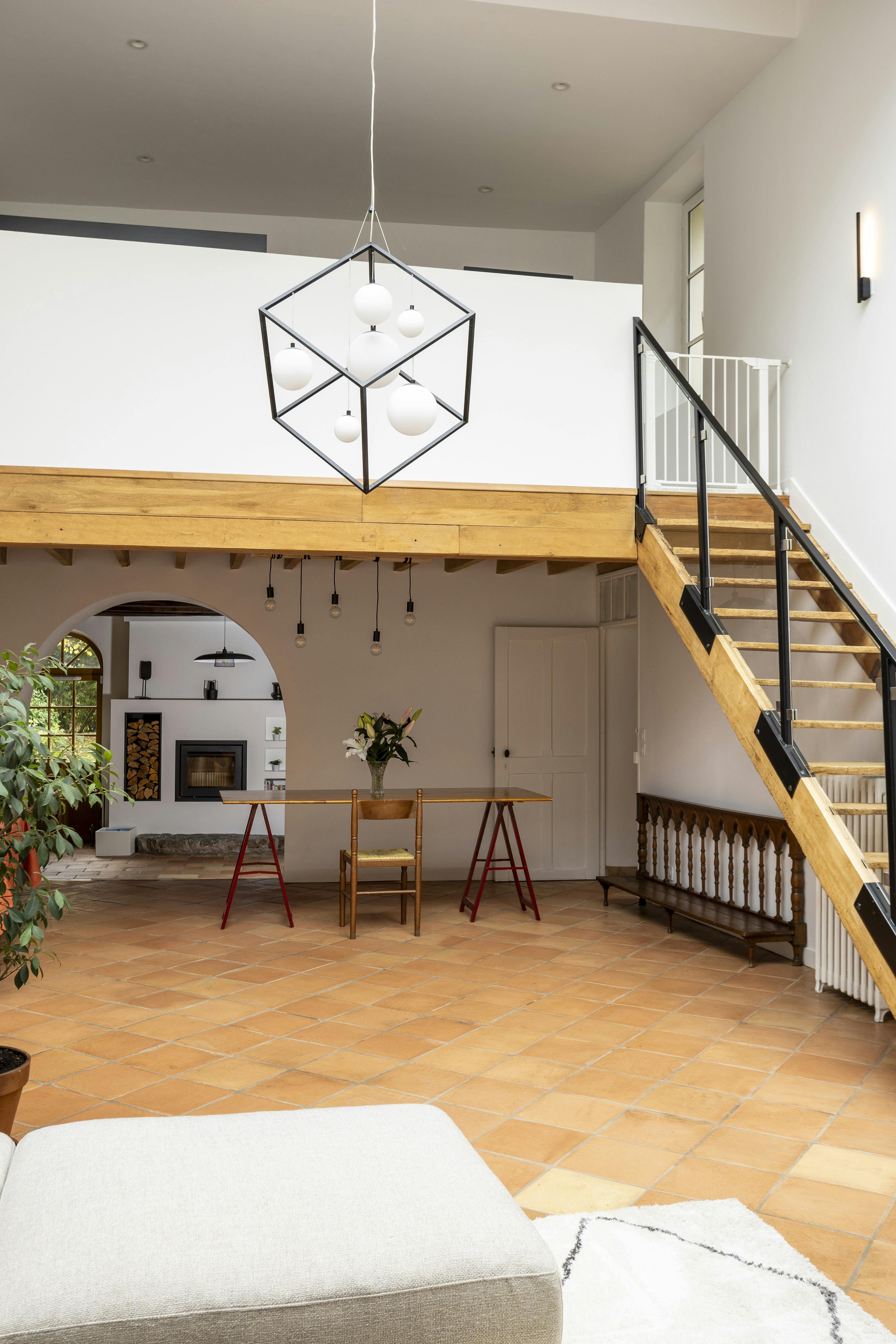 Un salon lumineux et élégant mêlant charme classique et touches contemporaines.
