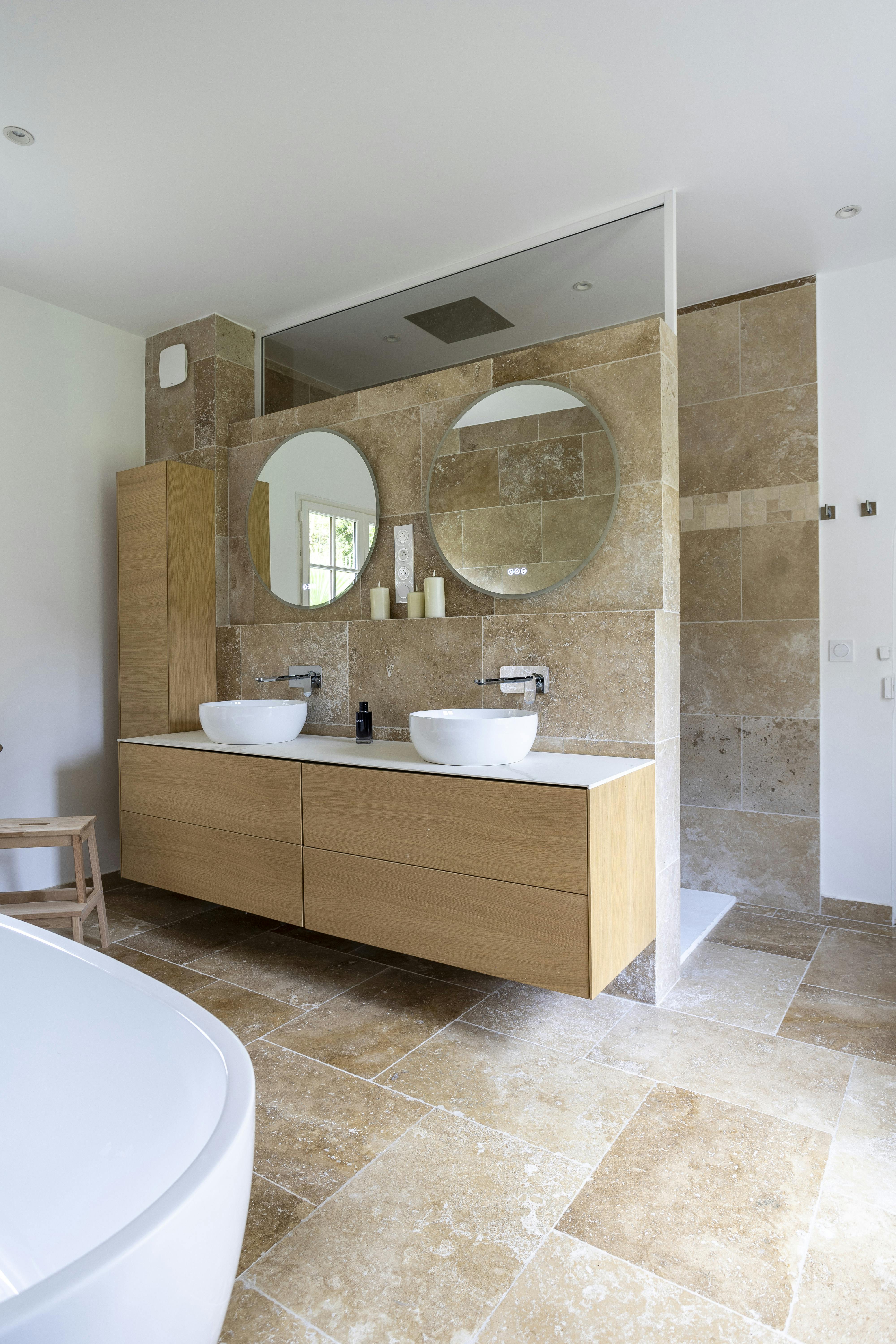 Une salle de bain moderne et apaisante, alliant matériaux naturels et design épuré.