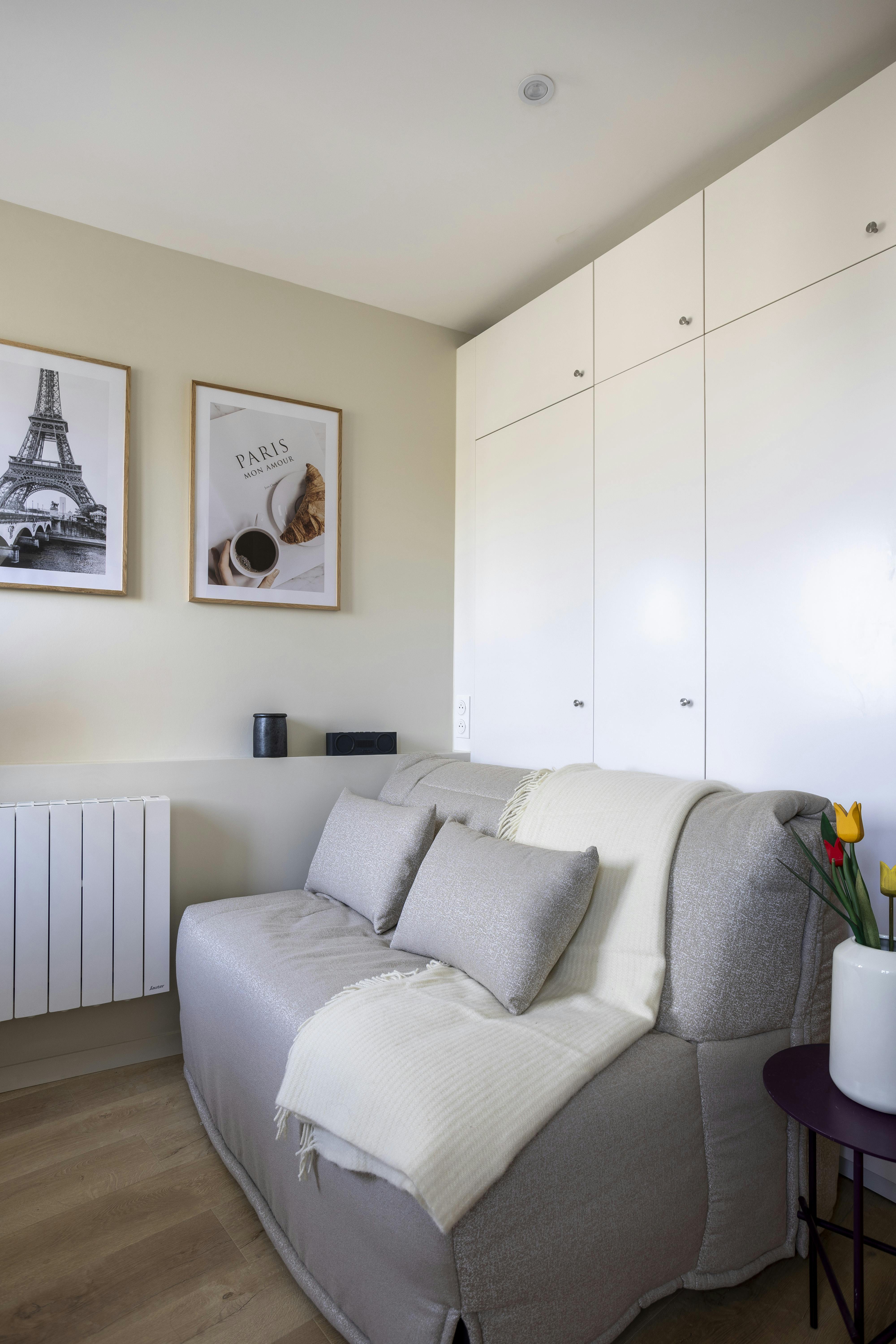 Détails décoratifs soigneusement choisis, apportant caractère et personnalité à l’espace.