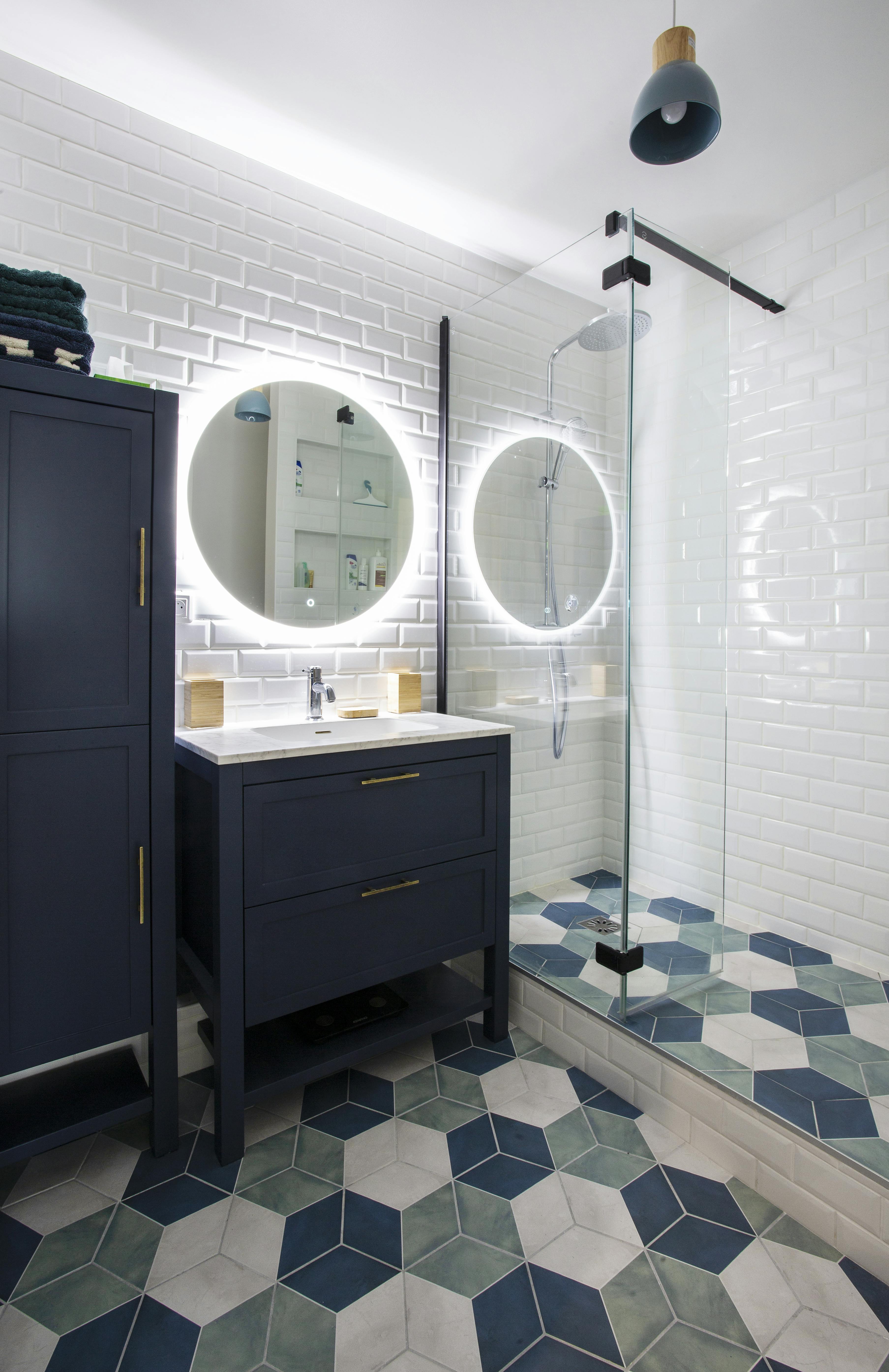 Salle de bain aux carreaux graphiques.