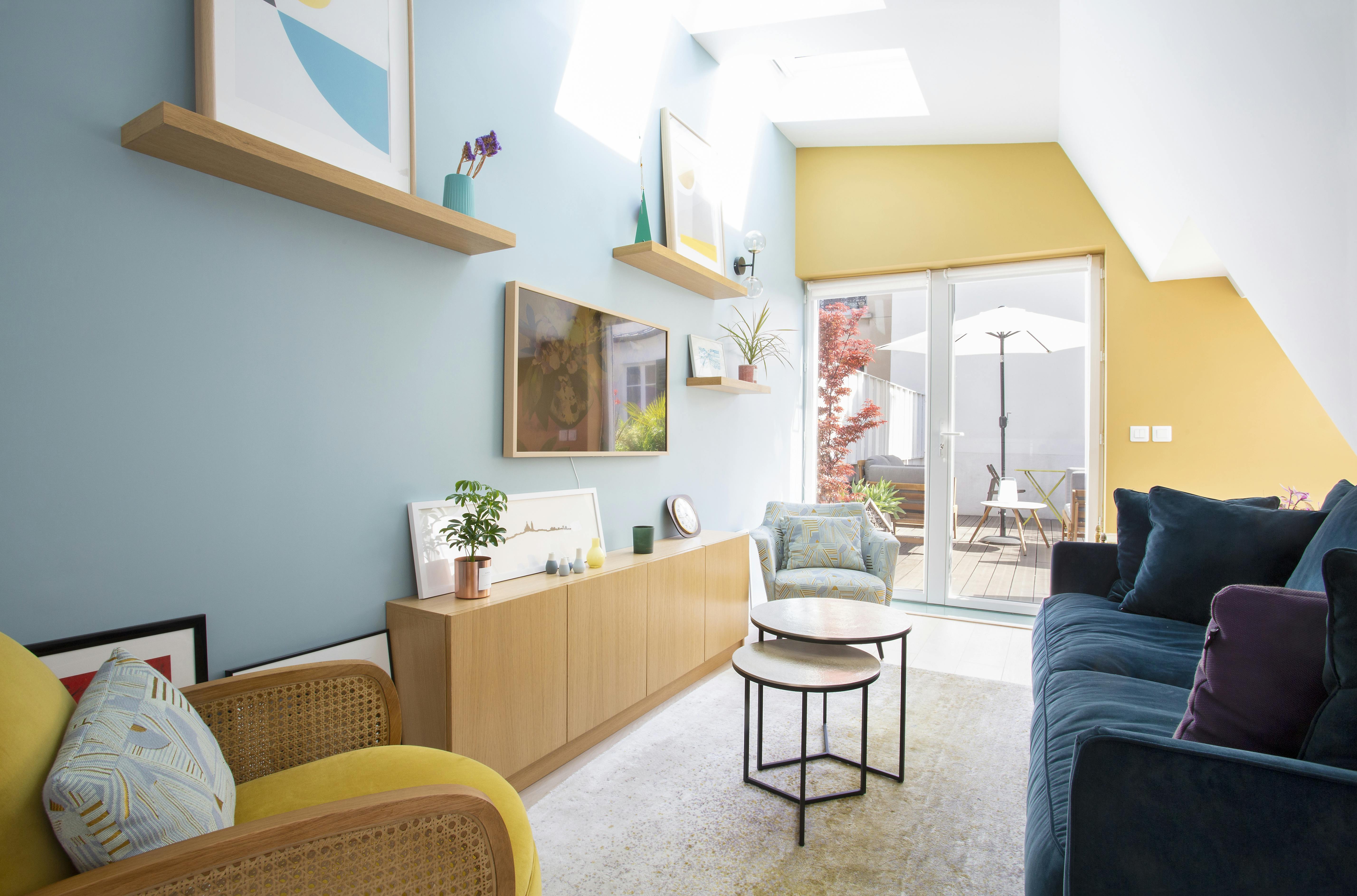Salon lumineux aux teintes bleu ciel et jaune chaleureux.
