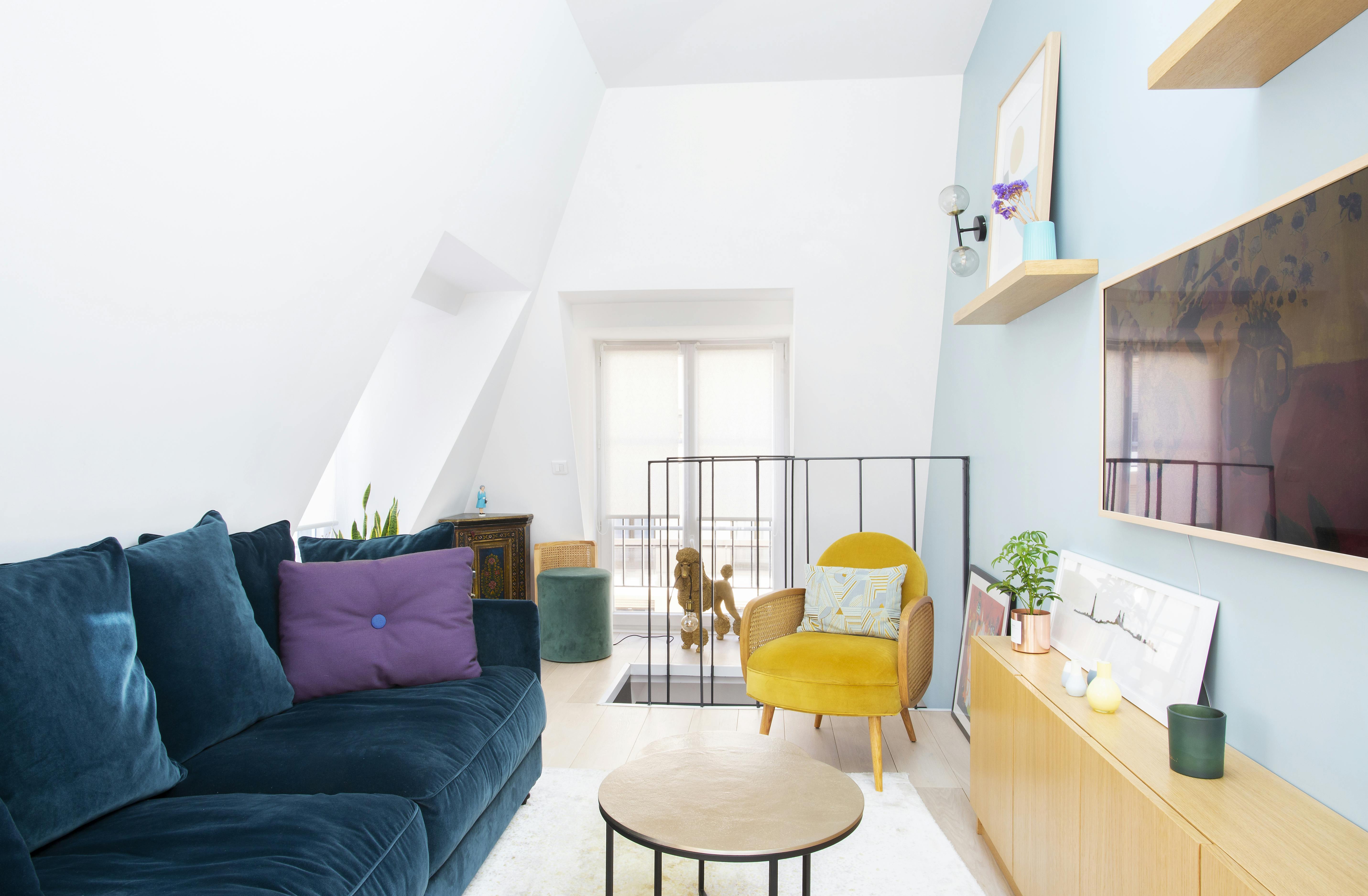 Fauteuil jaune vintage en rotin et velours.