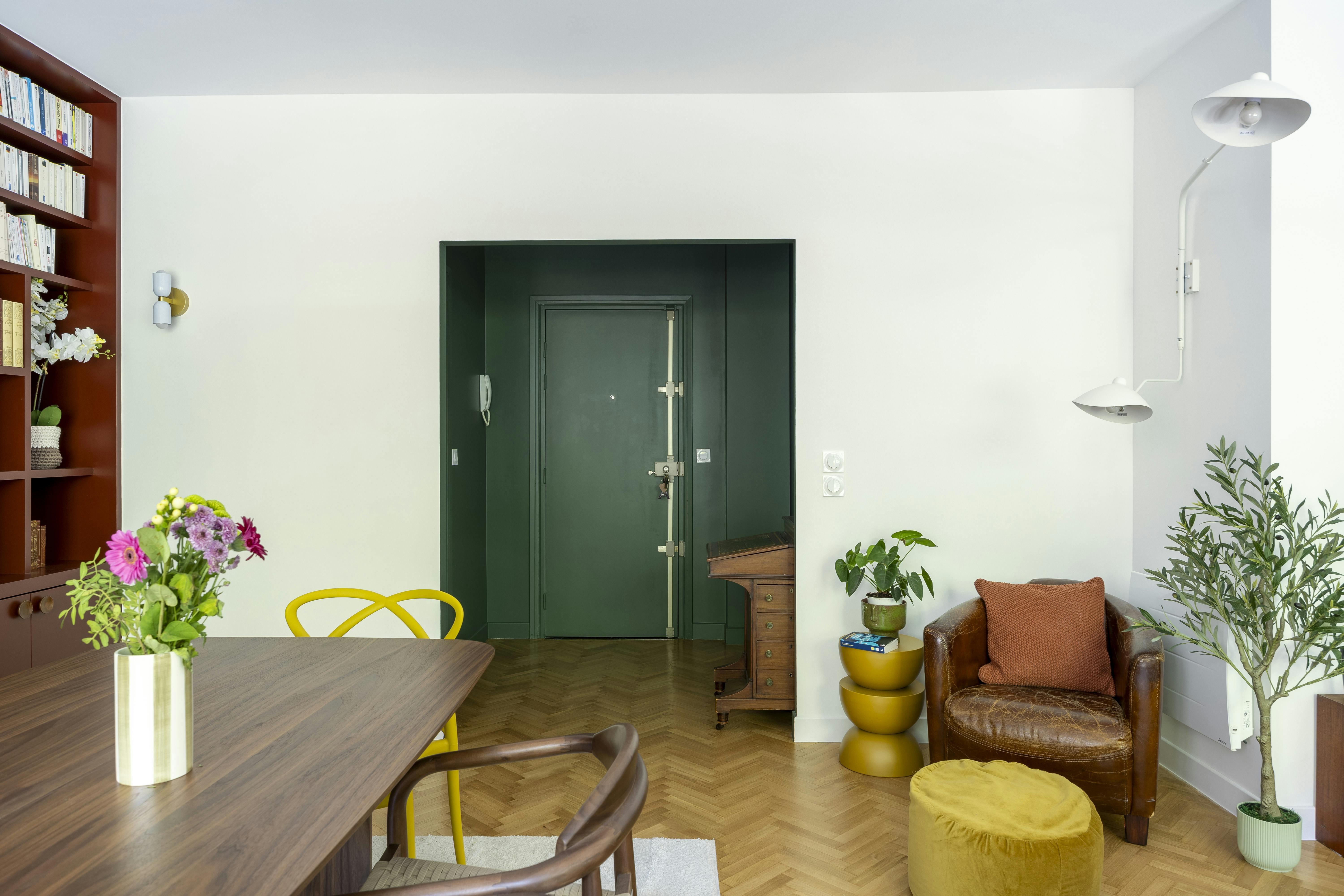 Salon avec vue sur l'entrée