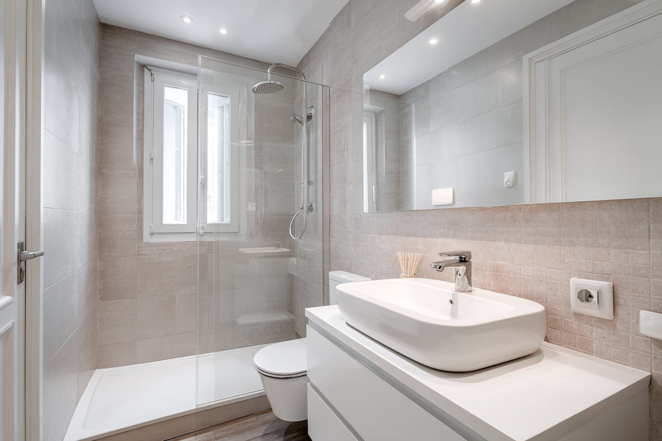 Petite salle de bain d'étudiant