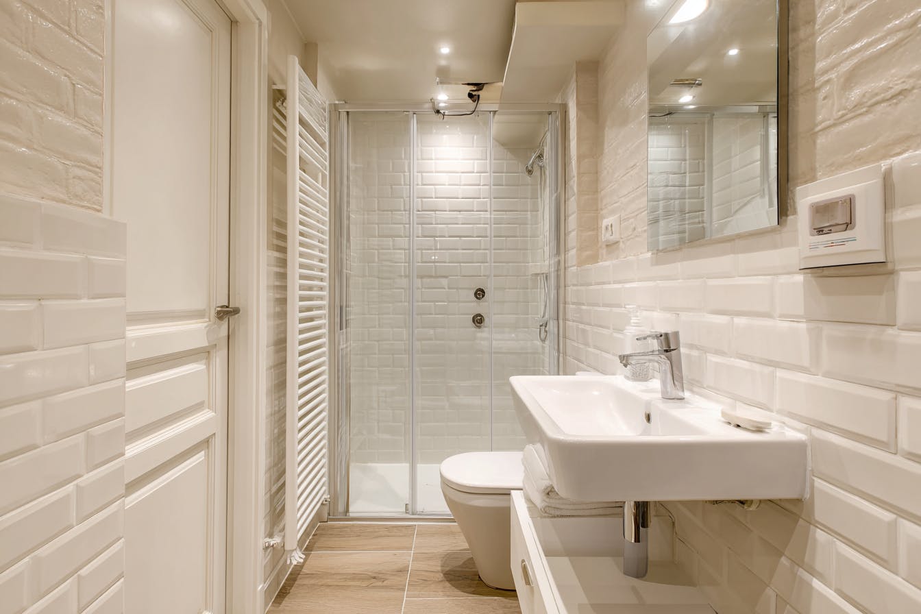 Petite salle de bain blanche