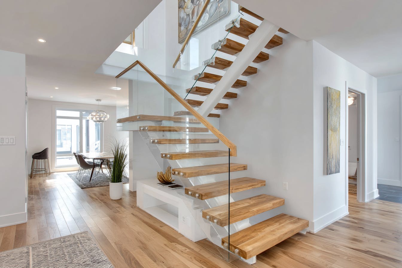 Intérieur moderne avec bel escalier