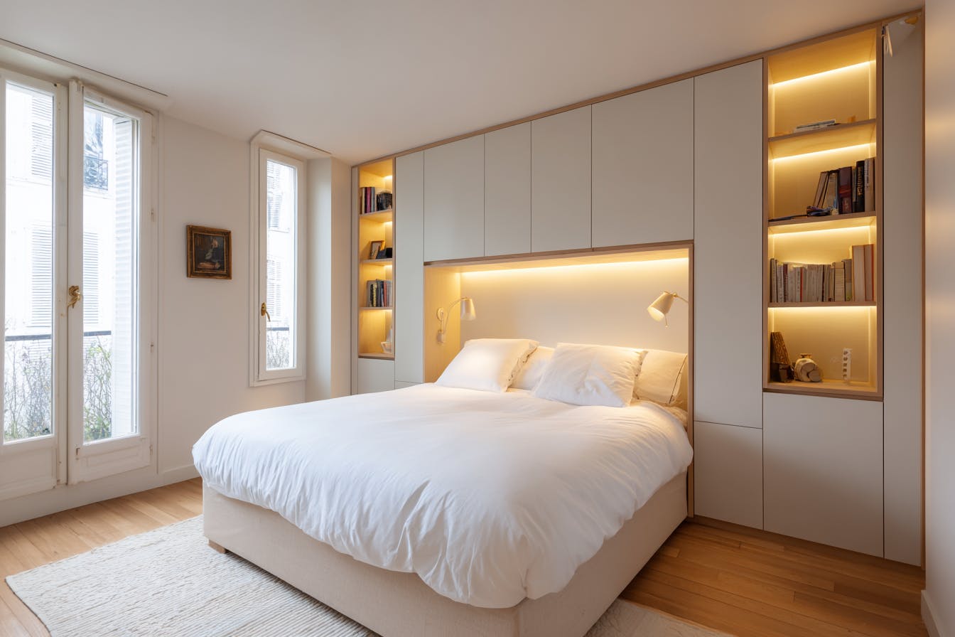 Intérieur chambre avec étagères sur mesure