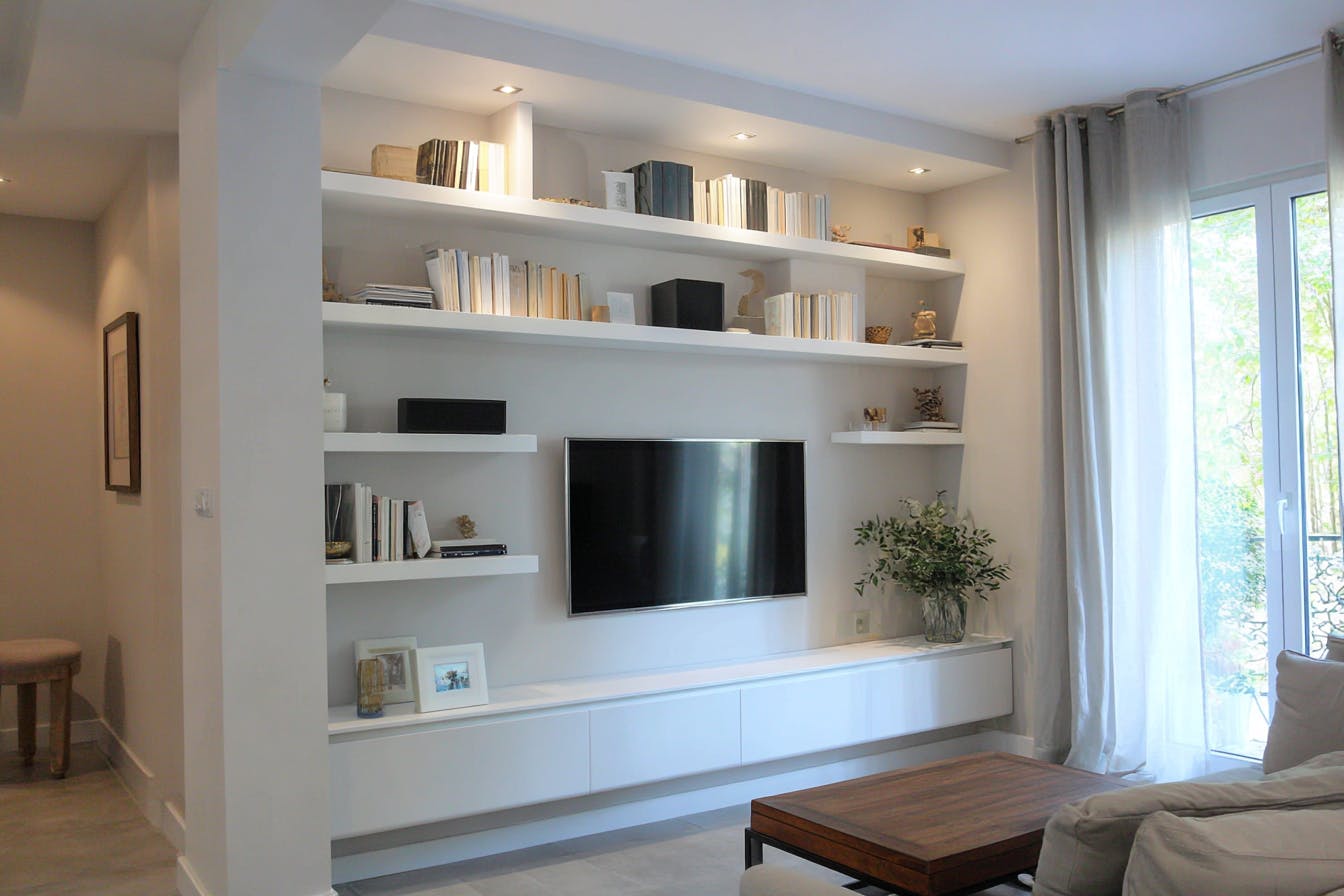 Intérieur salon avec étagère sur mesure