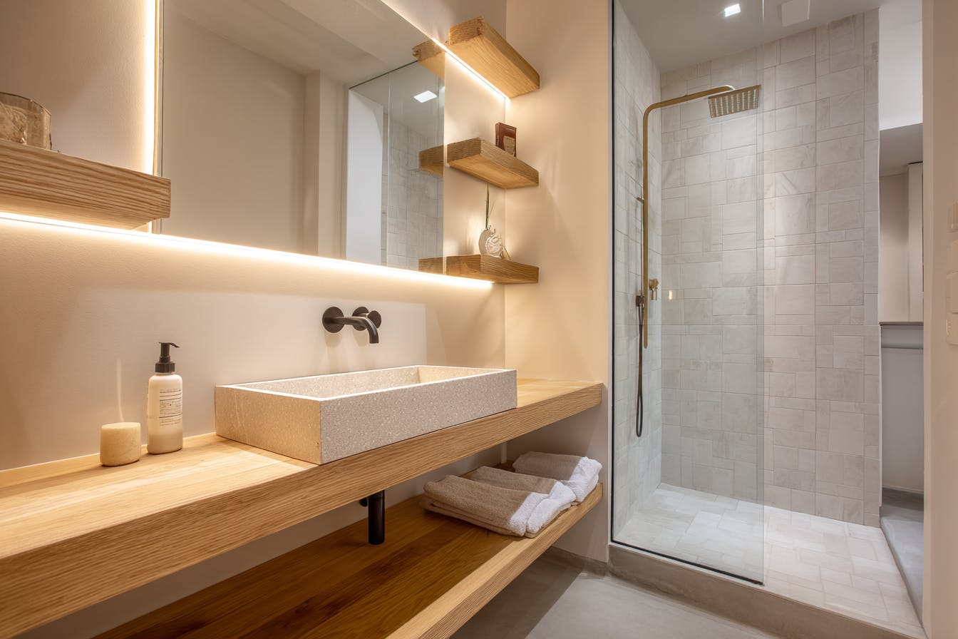 Salle de bain moderne et lumineuse