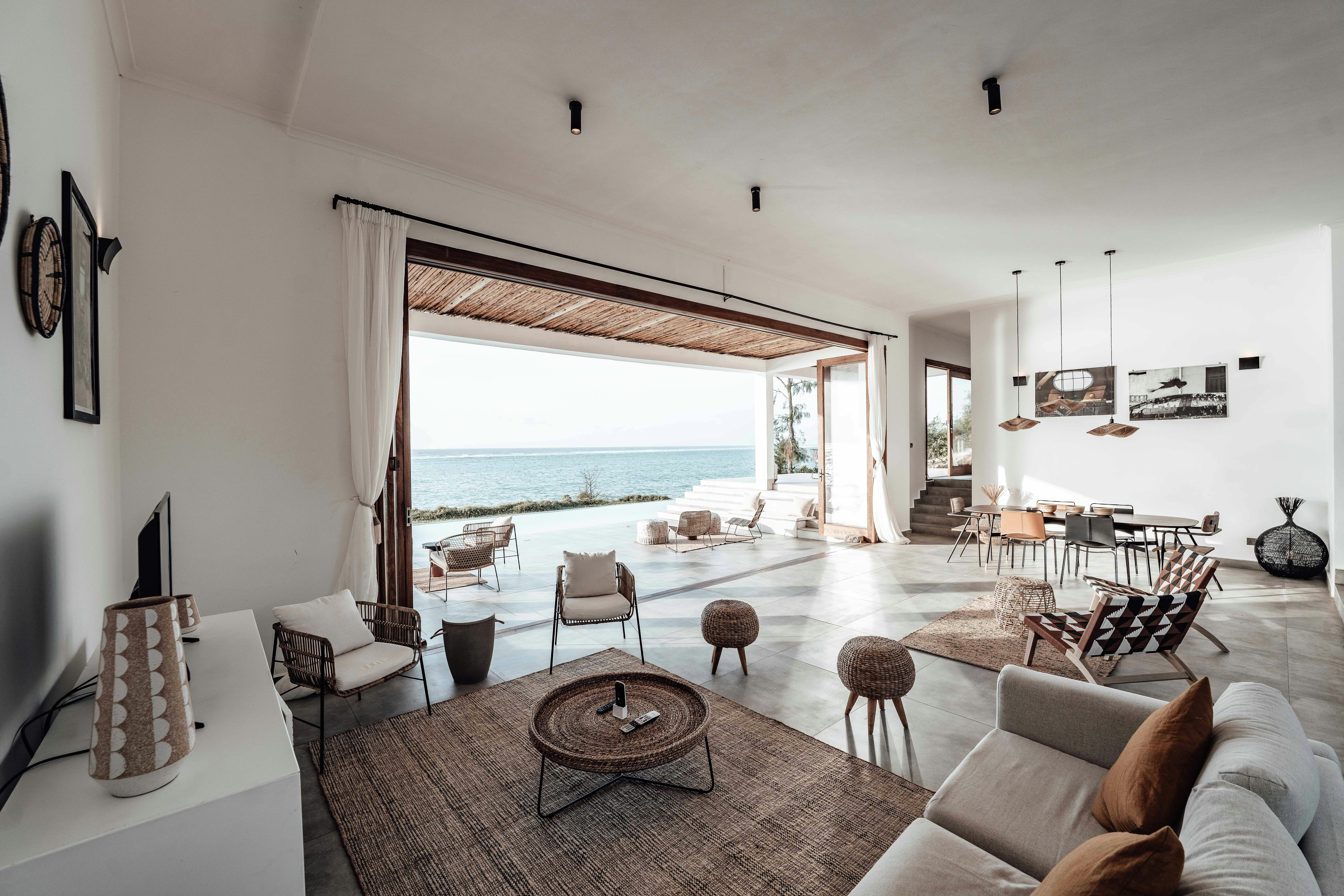 intérieur maison vue sur mer côte basque 
