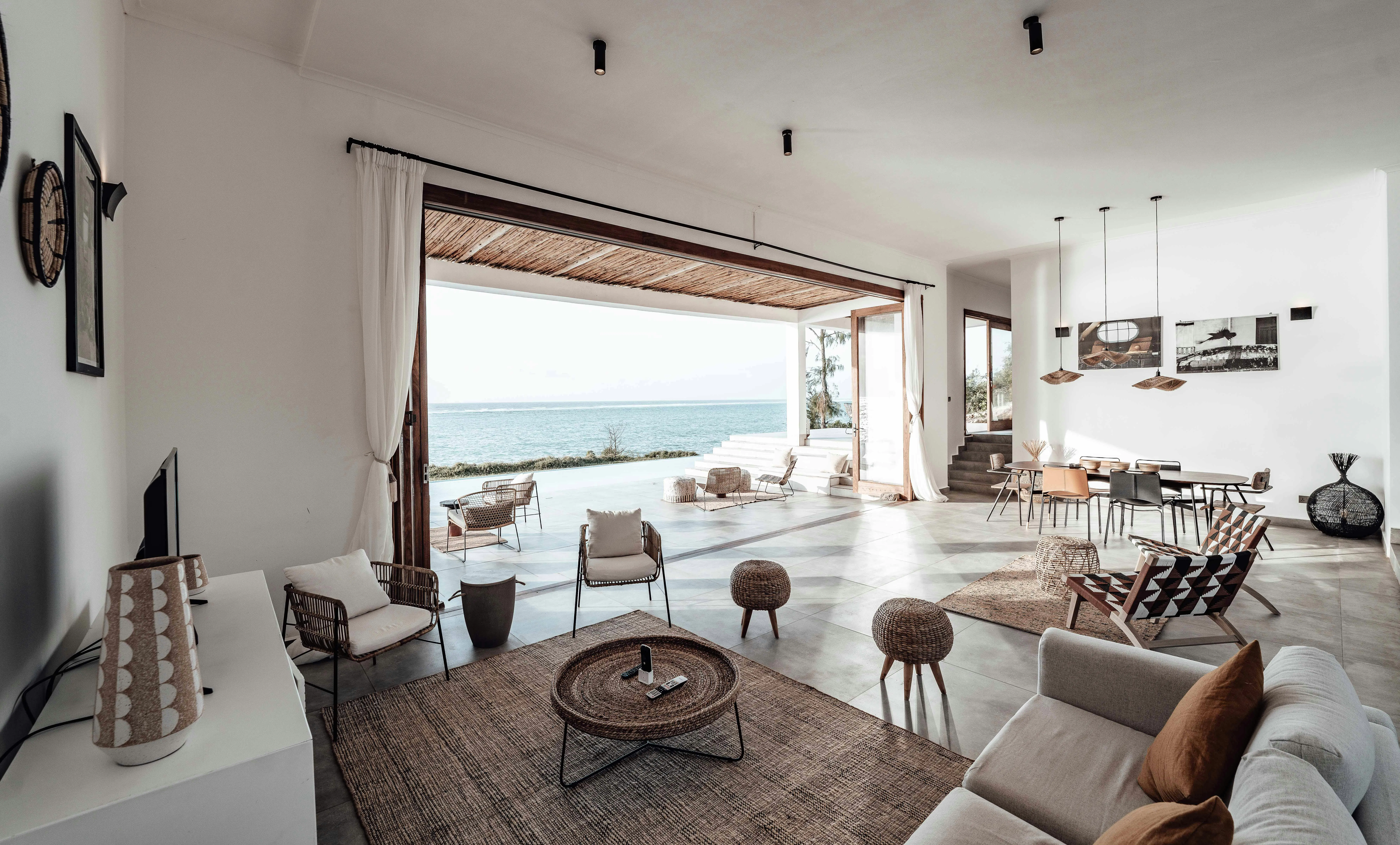 intérieur maison vue sur mer côte basque