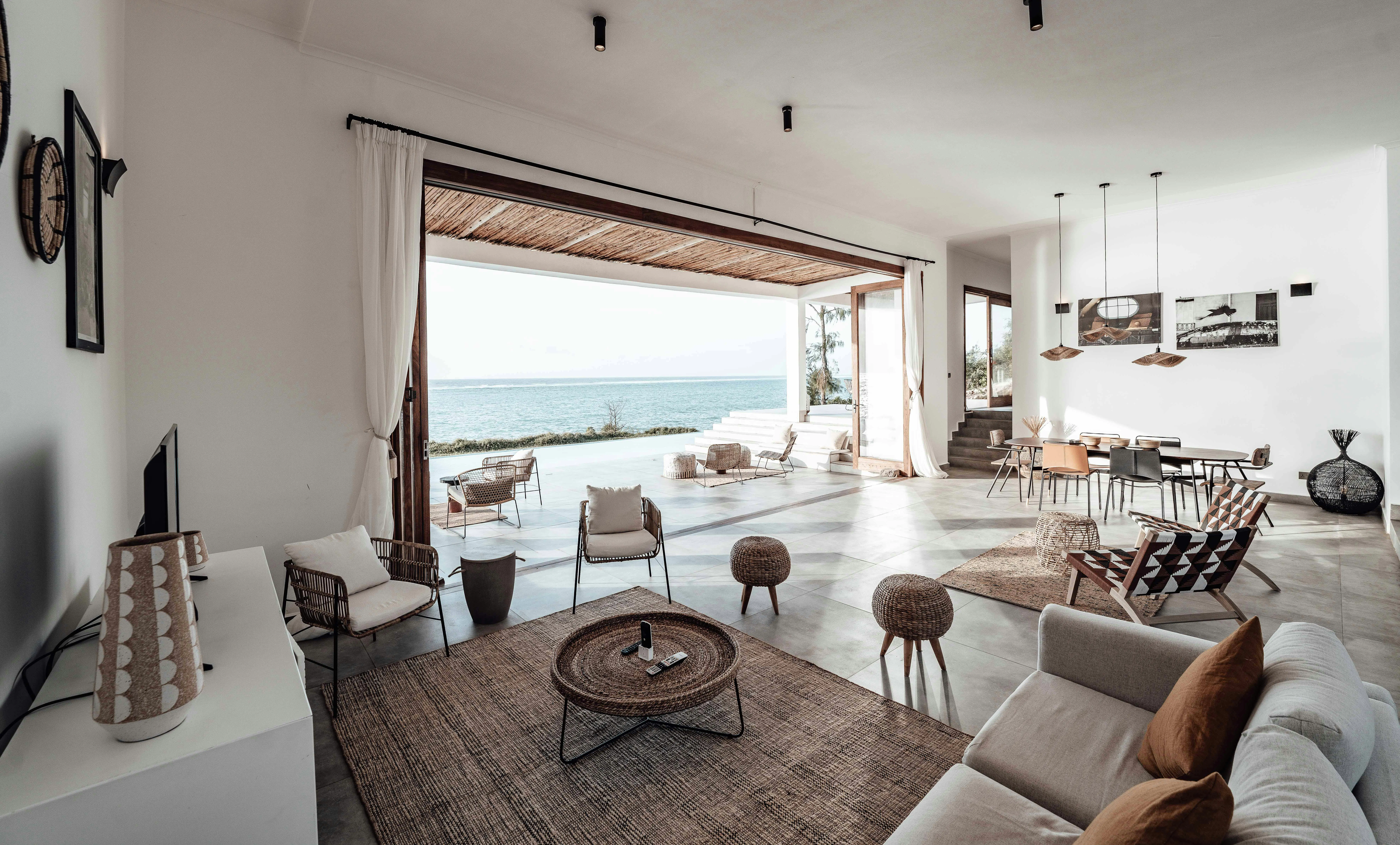 intérieur maison vue sur mer côte basque