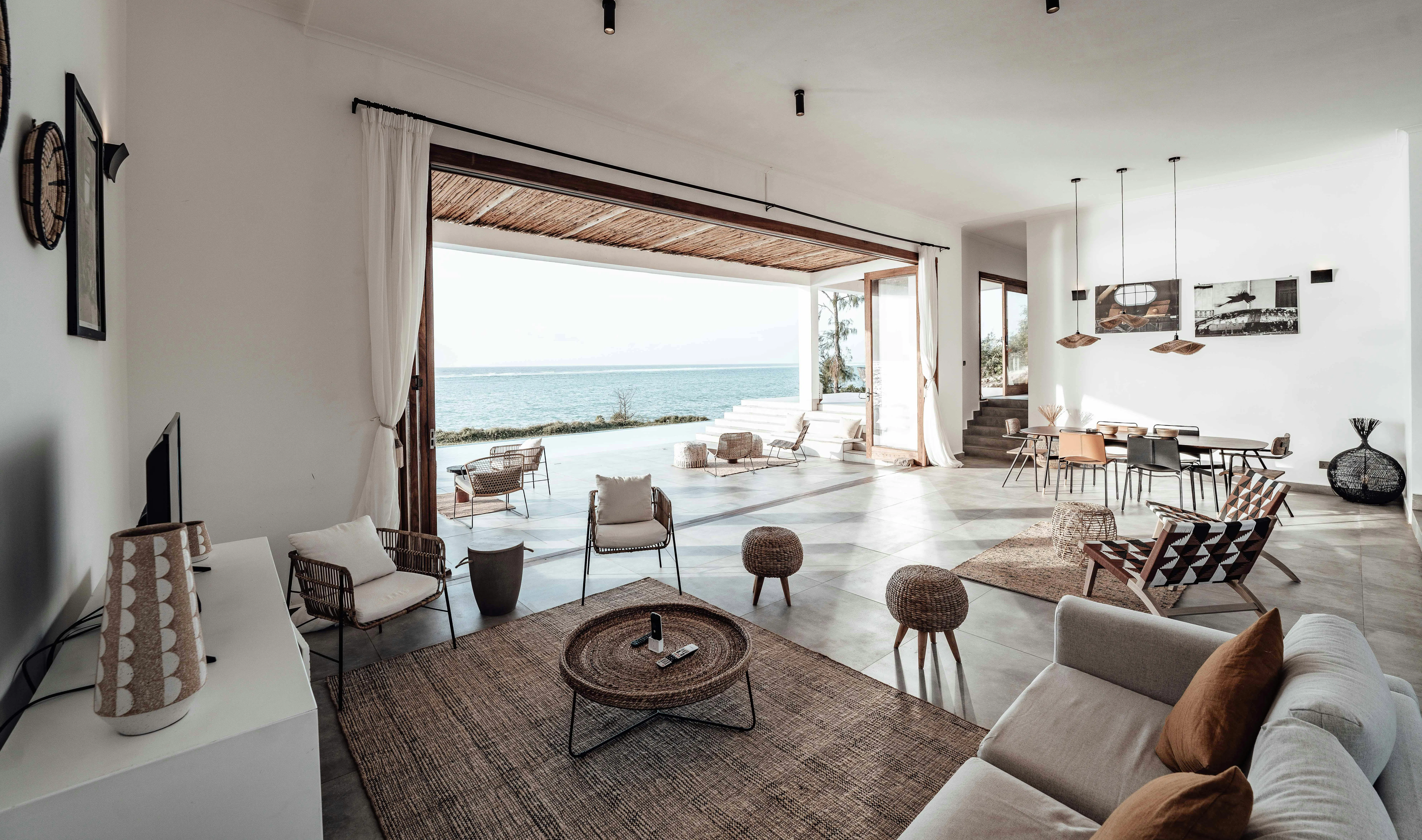 intérieur maison vue sur mer côte basque