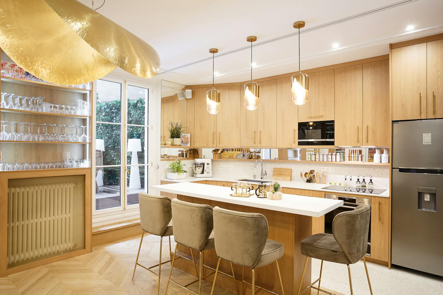 Cuisine moderne en bois et dorures avec vitrine ouverte