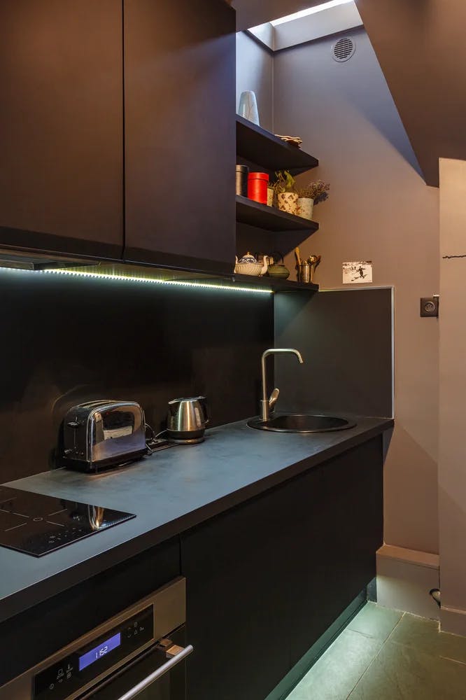Rénovation de cuisine couleurs profondes à Paris