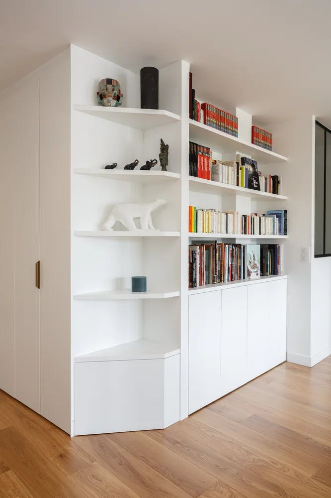 Bibliothèque avec accessoires de déco 2